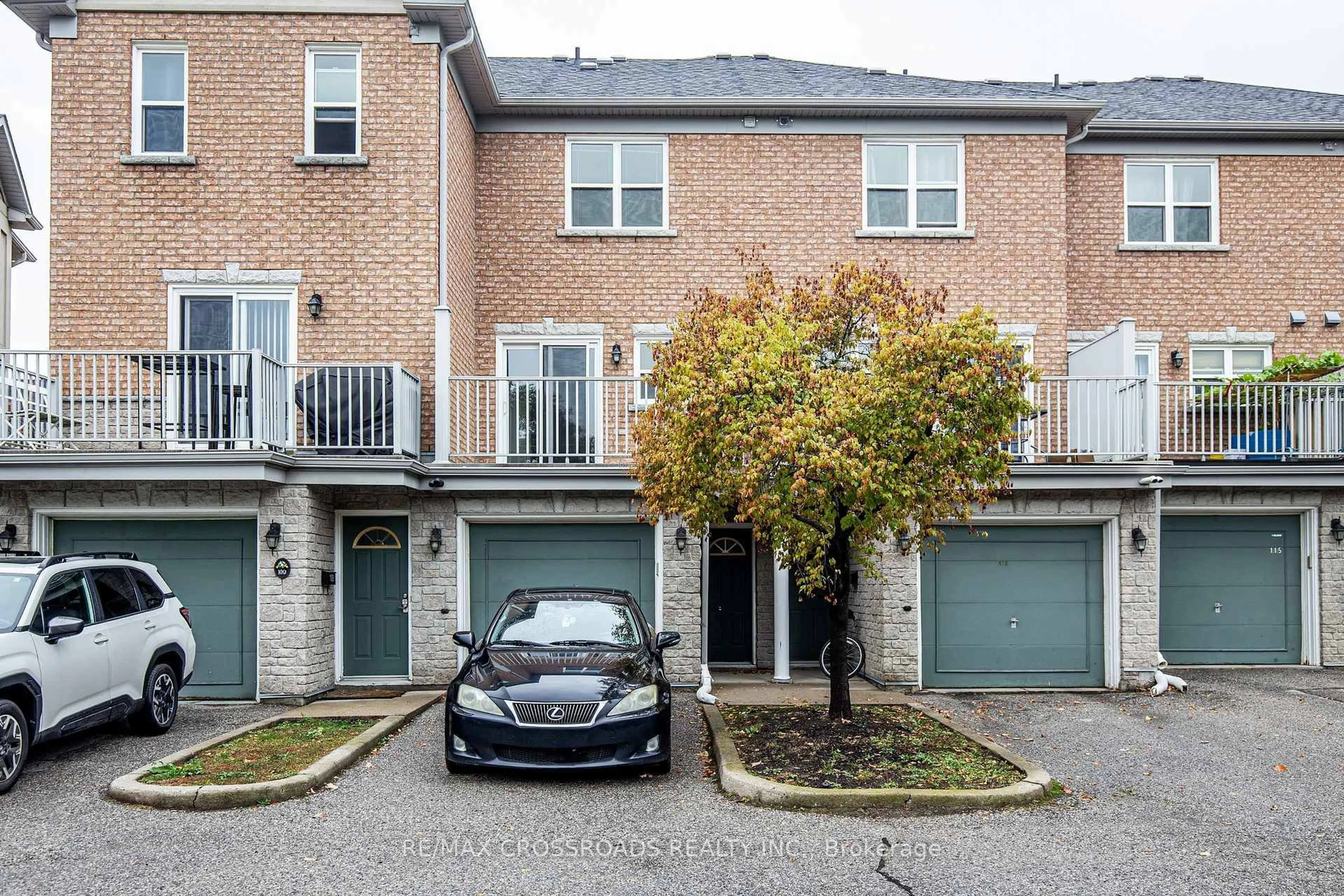 A pic from outside/outdoor area/front of a property/back of a property/a pic from drone, street for 111 Pond Dr, Markham Ontario L3T 7V5