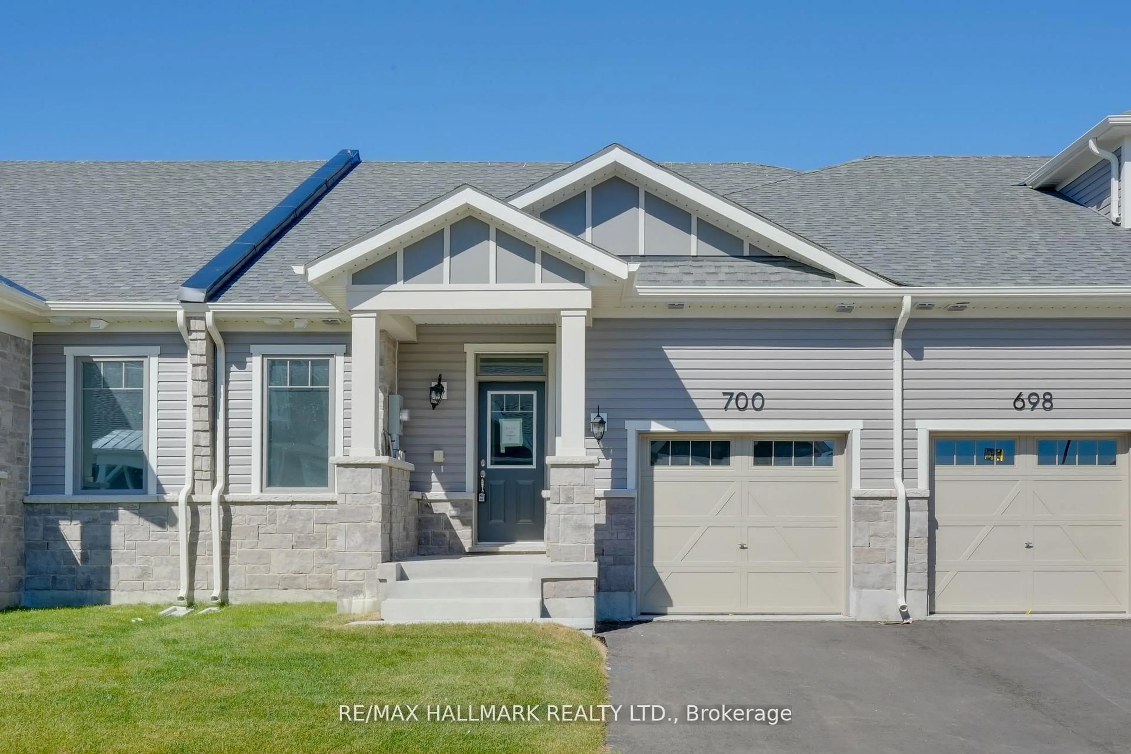 Home with vinyl exterior material, street for 700 Sargeant Pl, Innisfil Ontario L9S 0R9