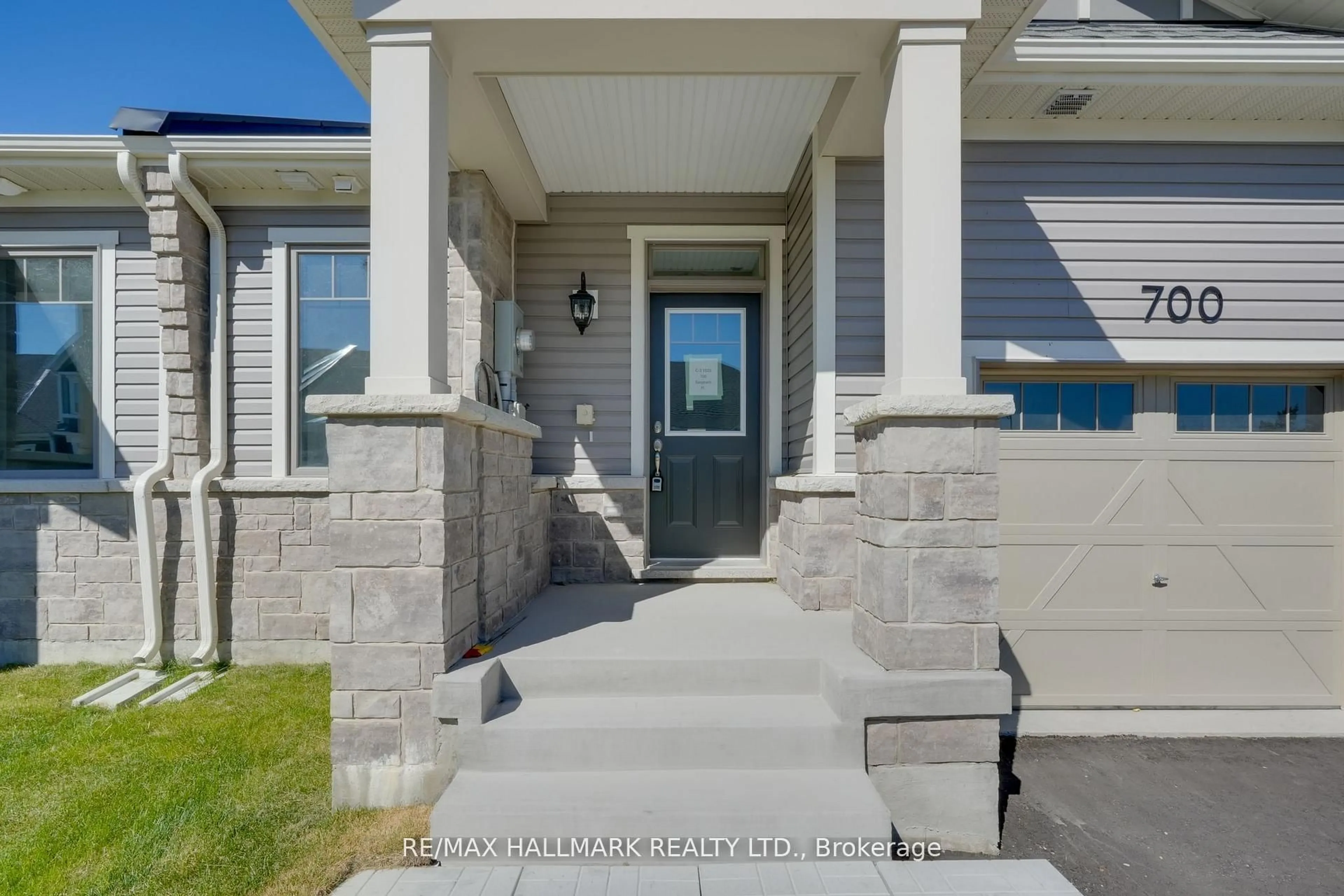 Indoor entryway for 700 Sargeant Pl, Innisfil Ontario L9S 0R9