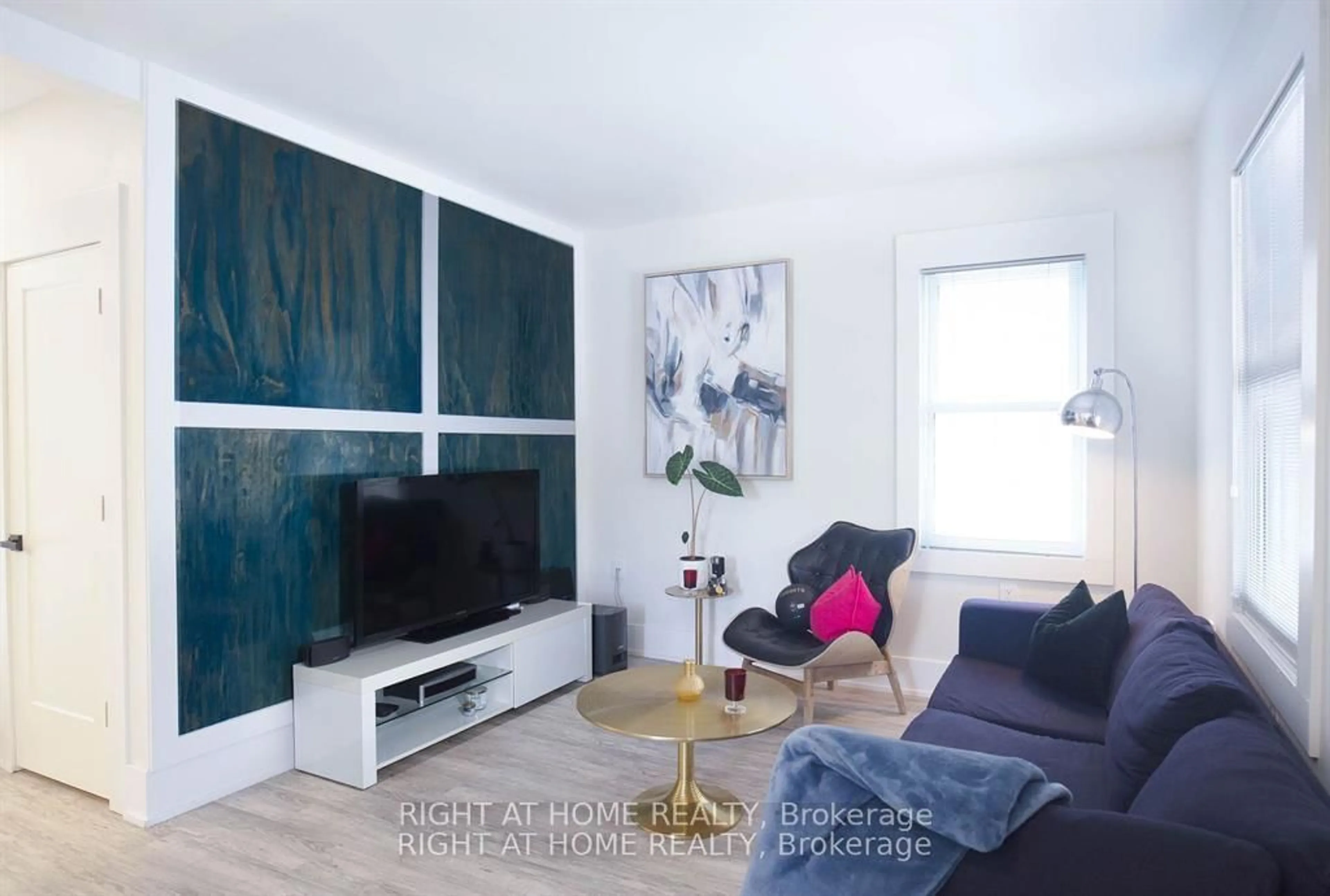 Living room with furniture, wood/laminate floor for 269 Prospect St, Newmarket Ontario L3Y 3V3