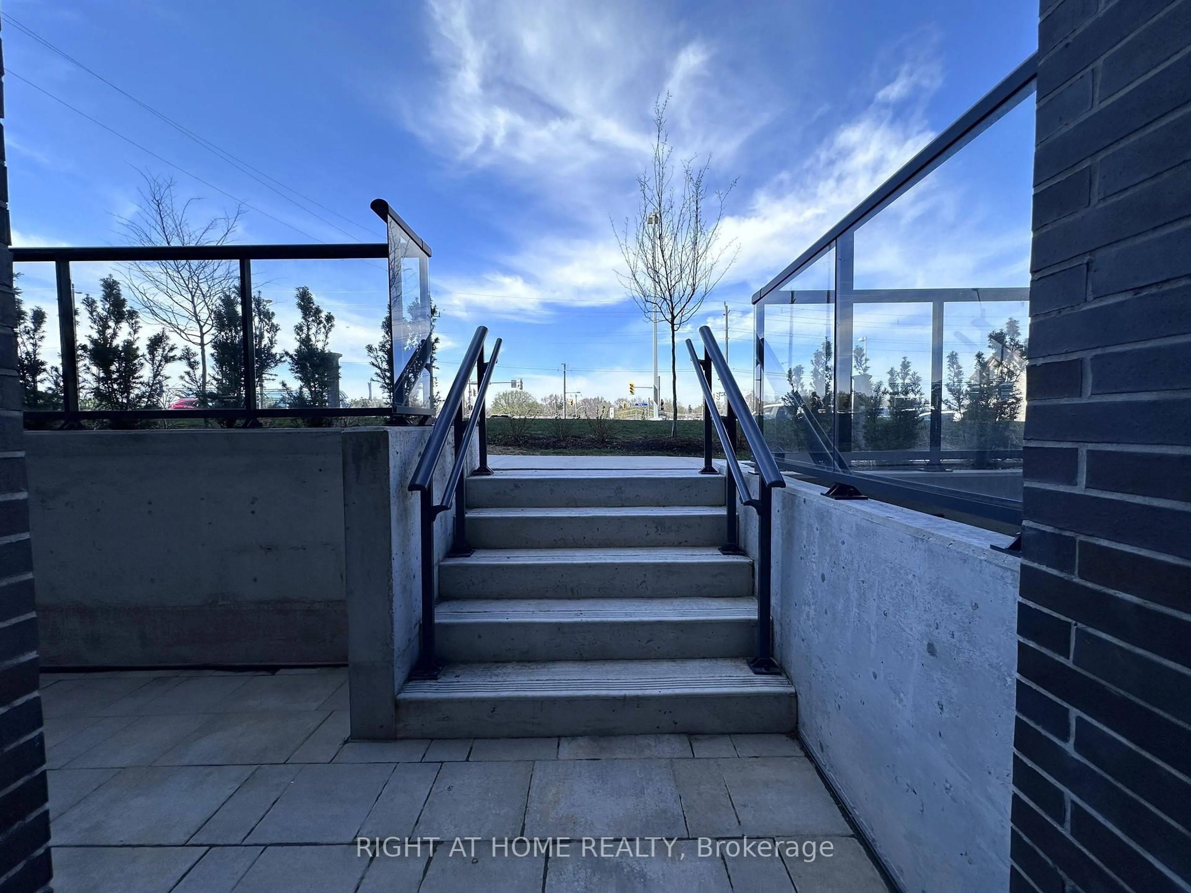 Stairs for 185 Deerfield Rd #015, Newmarket Ontario L3Y 0G7