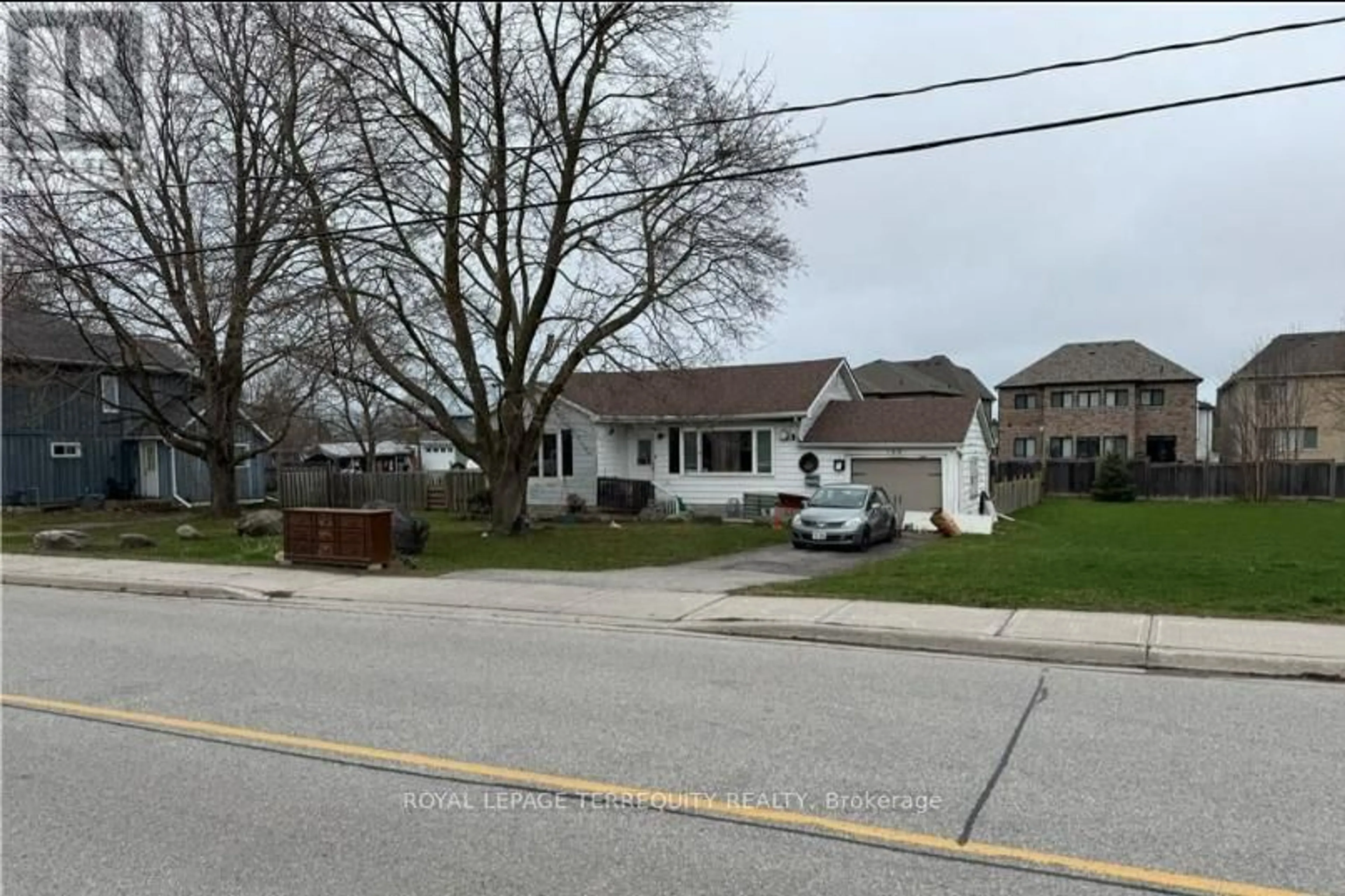 A pic from outside/outdoor area/front of a property/back of a property/a pic from drone, street for 166 Church St, Georgina Ontario L4P 1J5