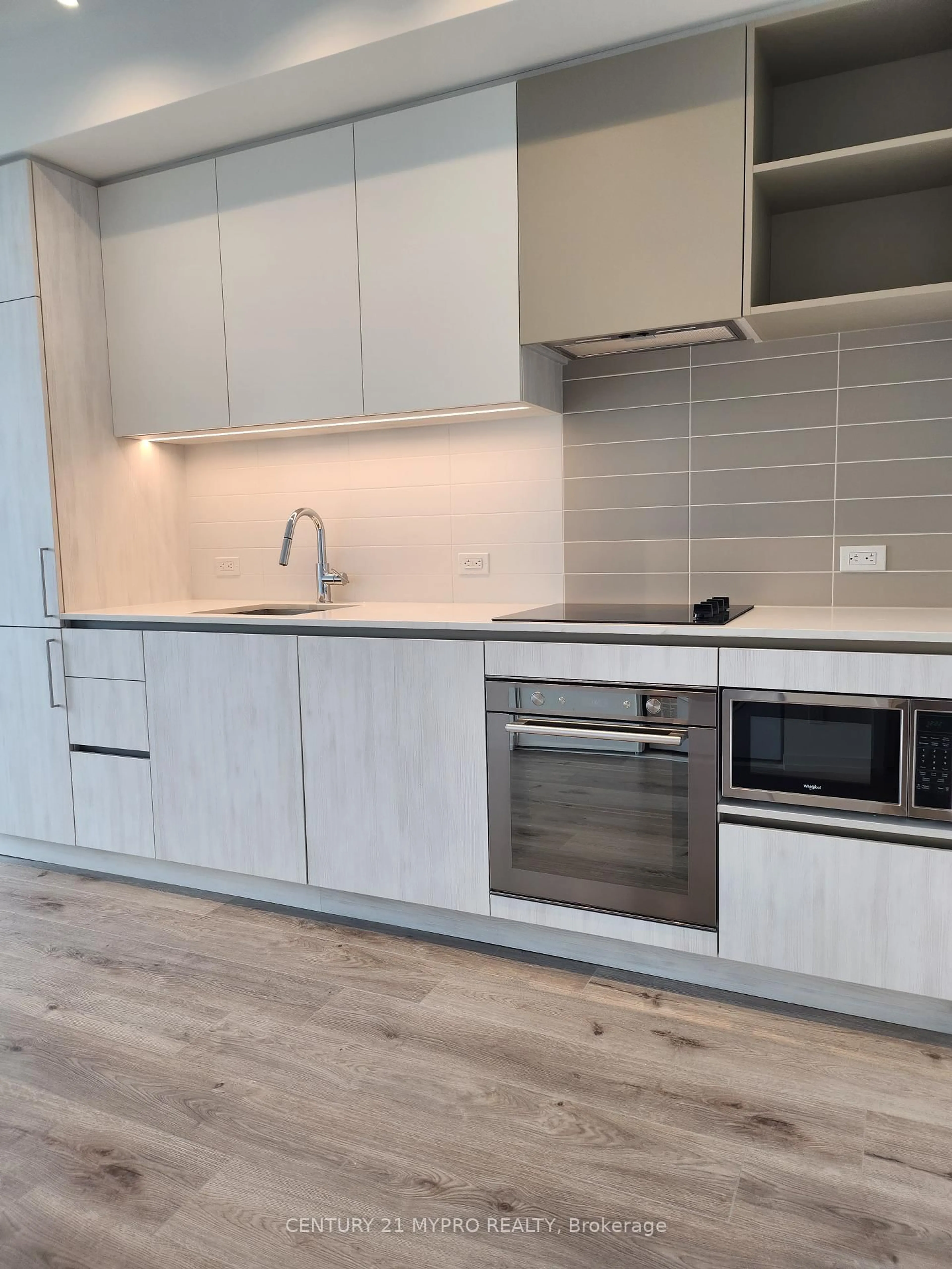 Standard kitchen, wood/laminate floor for 1000 Portage Pkwy, Vaughan Ontario L4K 0L1