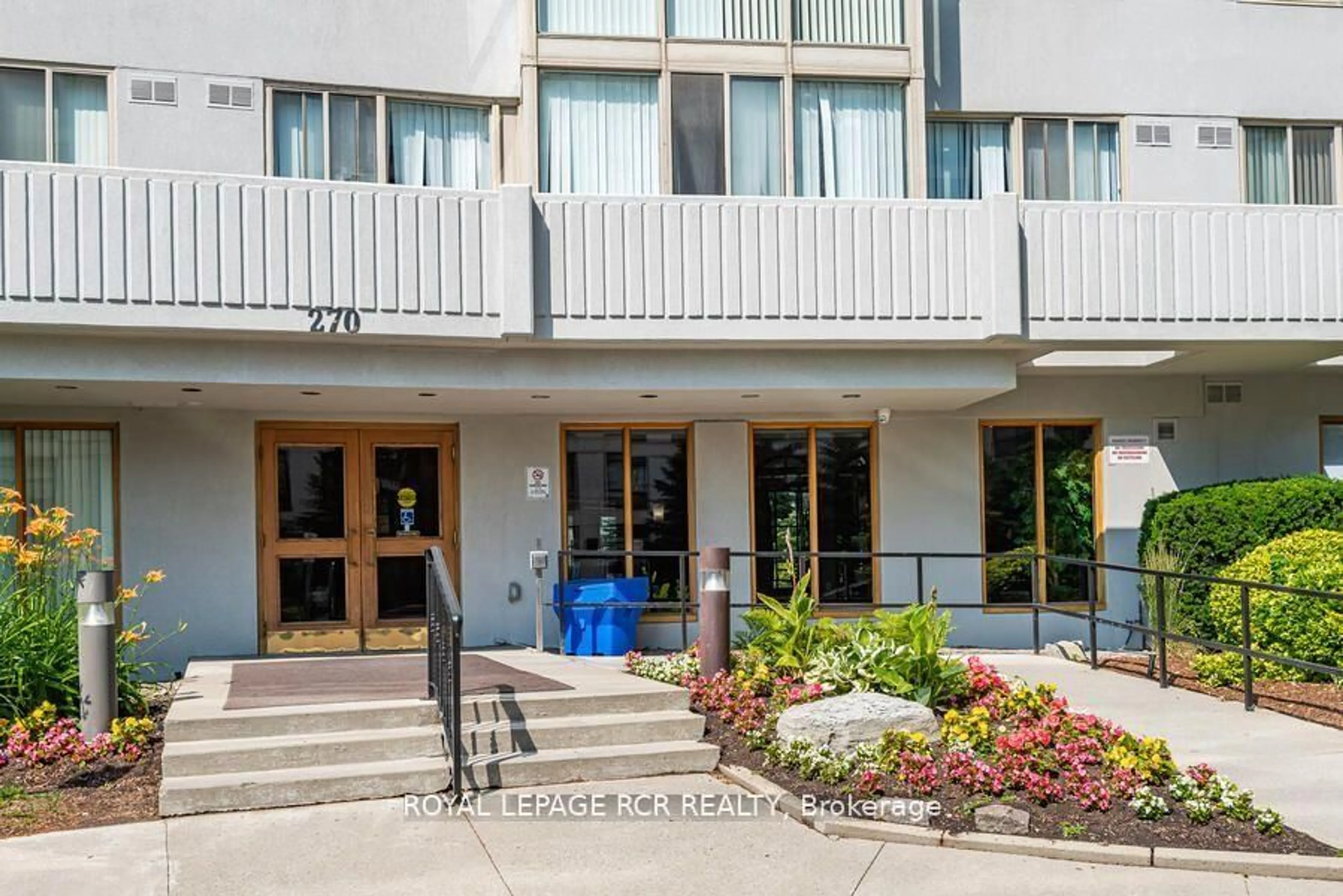 Indoor foyer for 270 Davis Dr #901, Newmarket Ontario L3Y 8K2