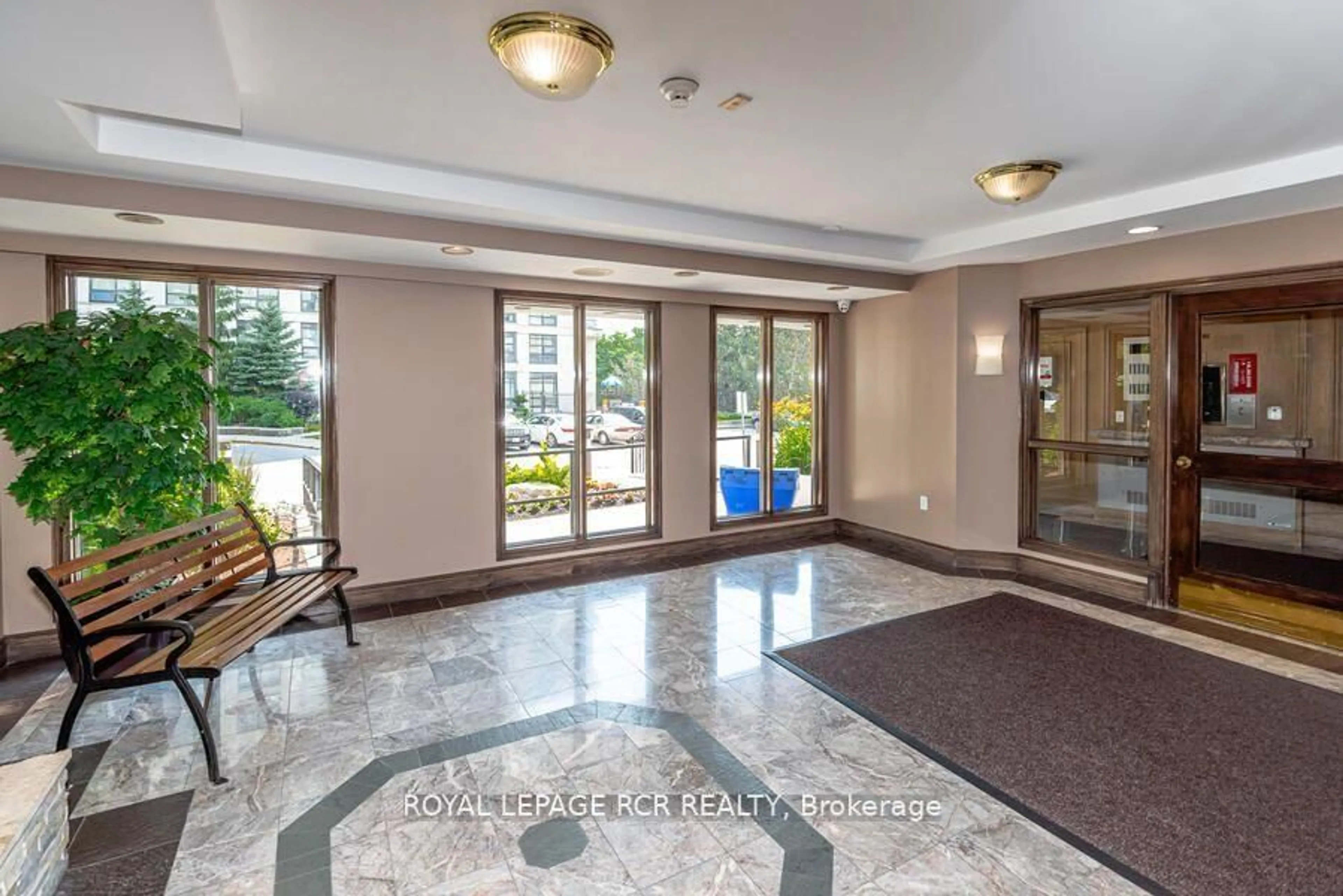 Indoor foyer for 270 Davis Dr #901, Newmarket Ontario L3Y 8K2