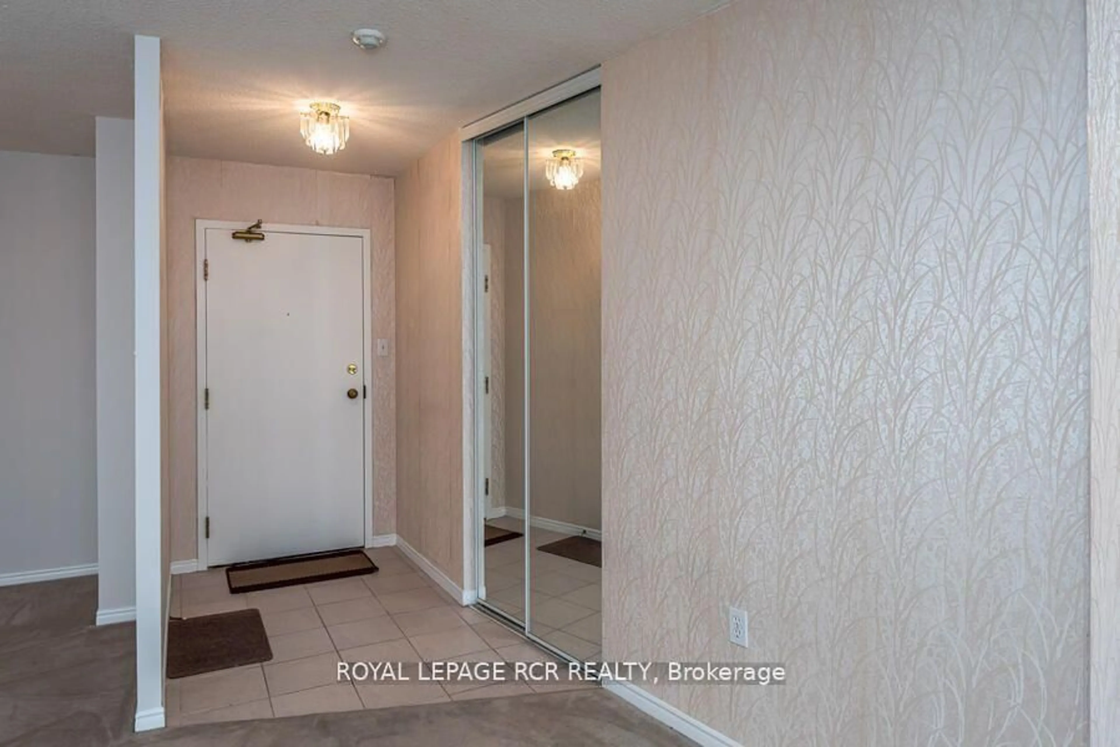 Indoor entryway for 270 Davis Dr #901, Newmarket Ontario L3Y 8K2