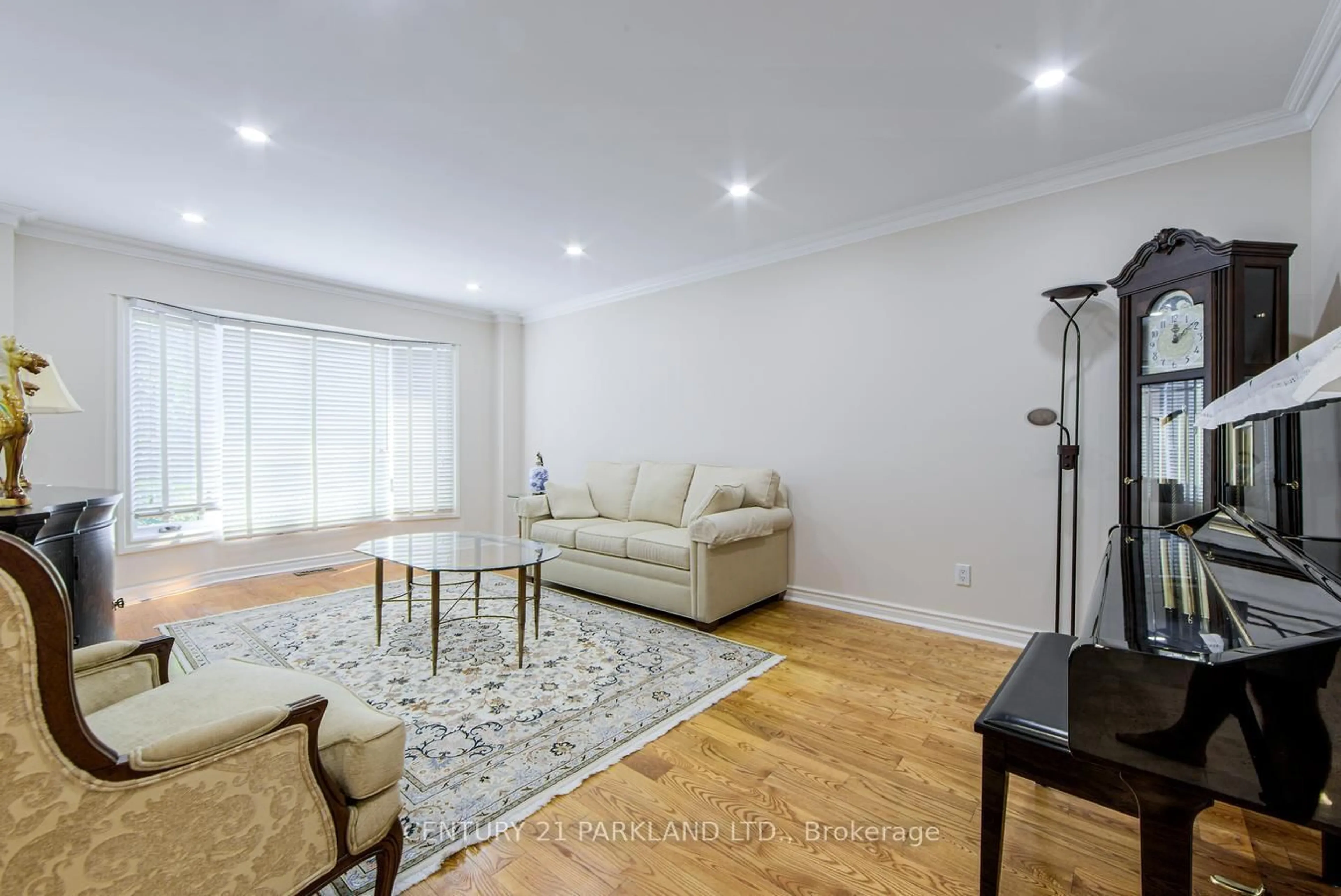 Living room with furniture, wood/laminate floor for 112 Strathearn Ave, Richmond Hill Ontario L4B 2L2