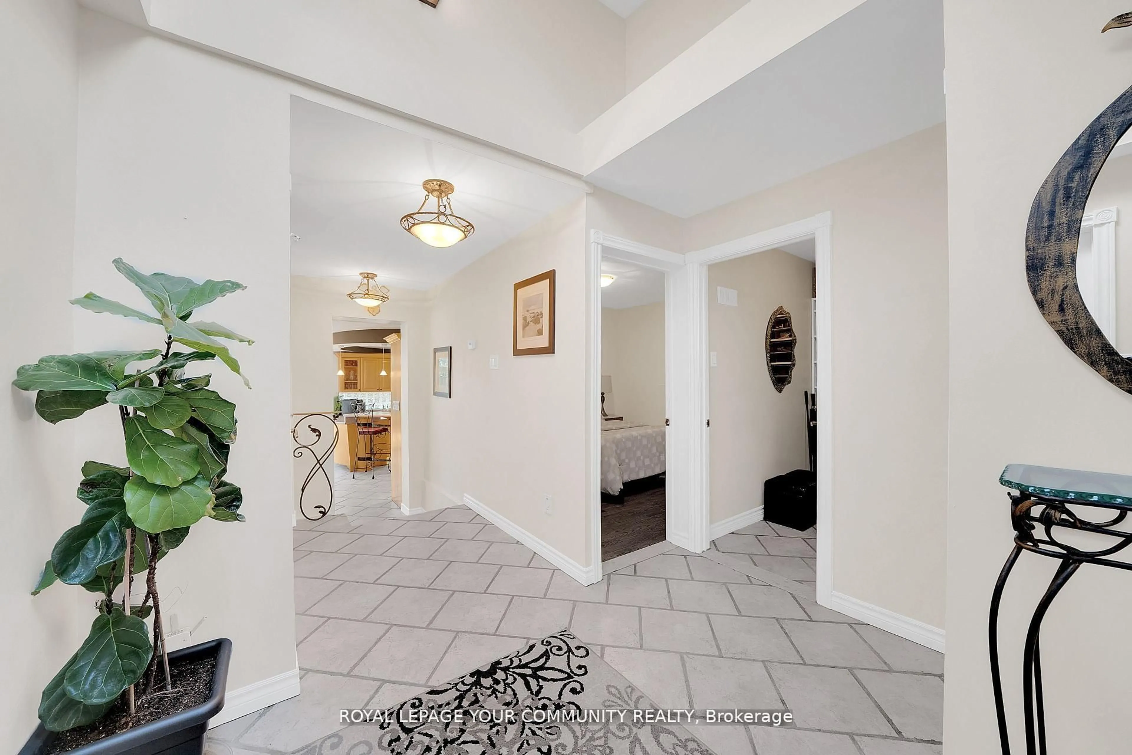 Indoor foyer for 8065 Kipling Ave, Vaughan Ontario L4L 2A2