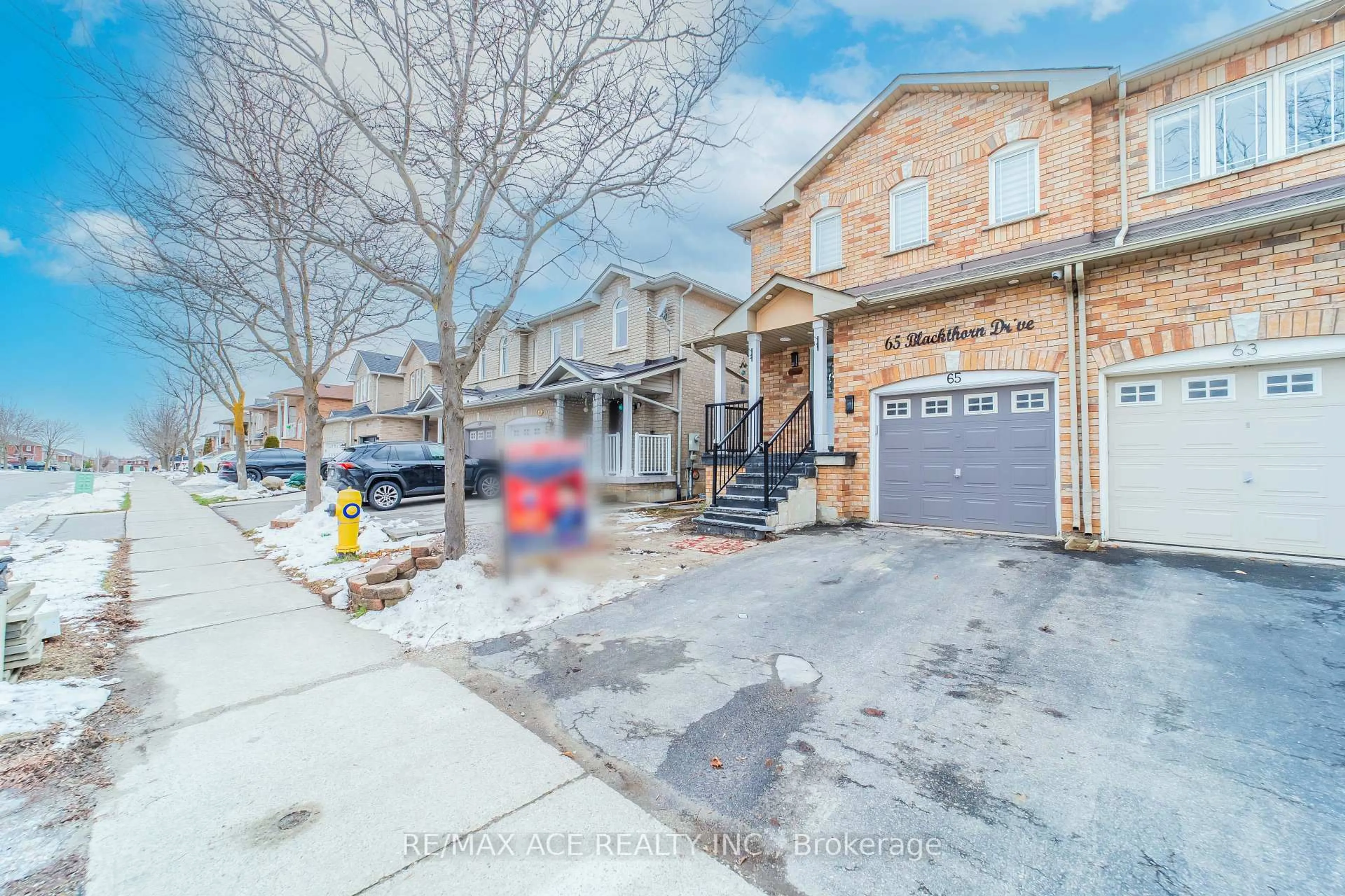 A pic from outside/outdoor area/front of a property/back of a property/a pic from drone, street for 65 Blackthorn Dr, Vaughan Ontario L6A 3N5