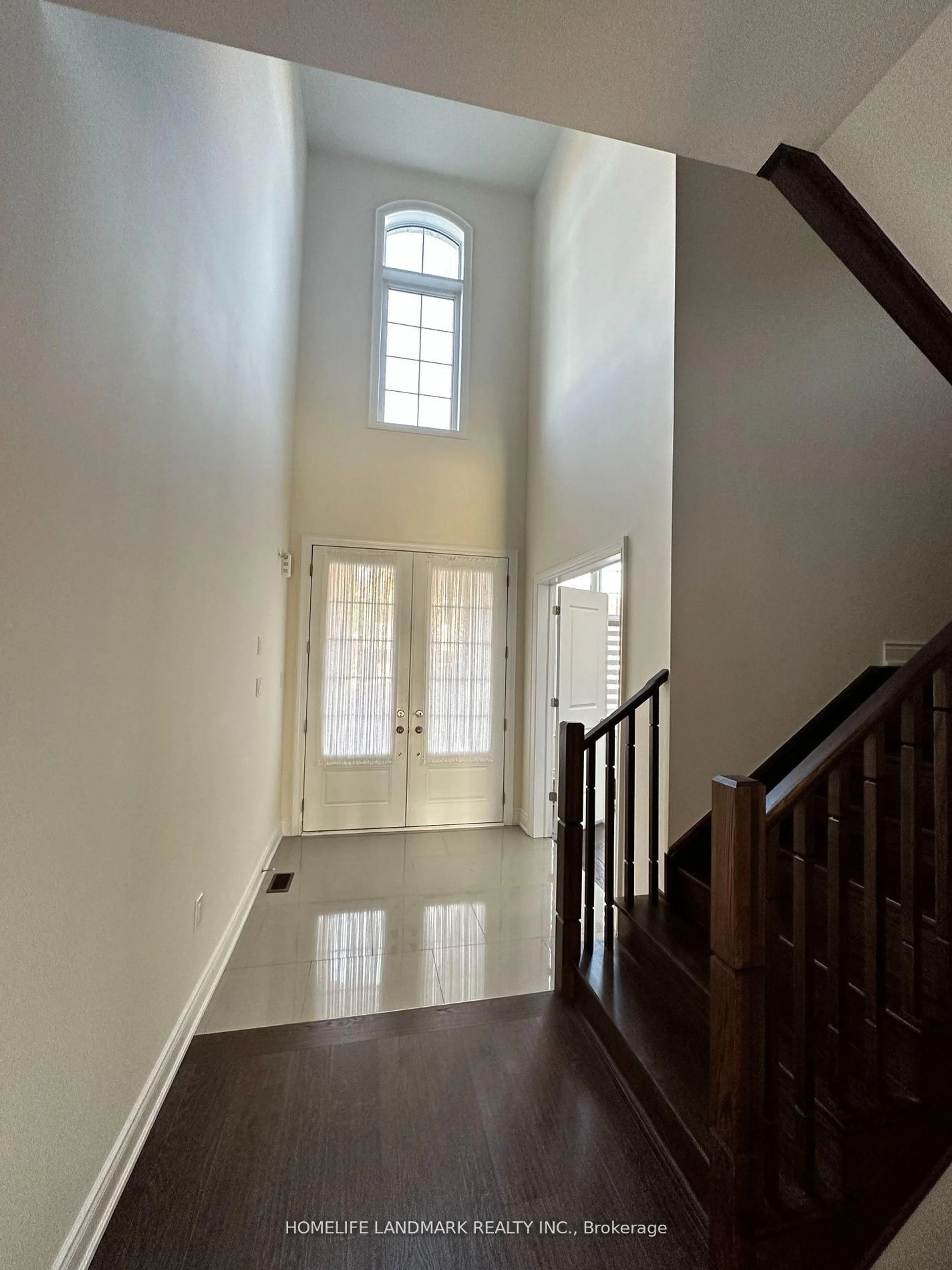 Indoor foyer for 36 Upbound Crt, East Gwillimbury Ontario L9N 0W5