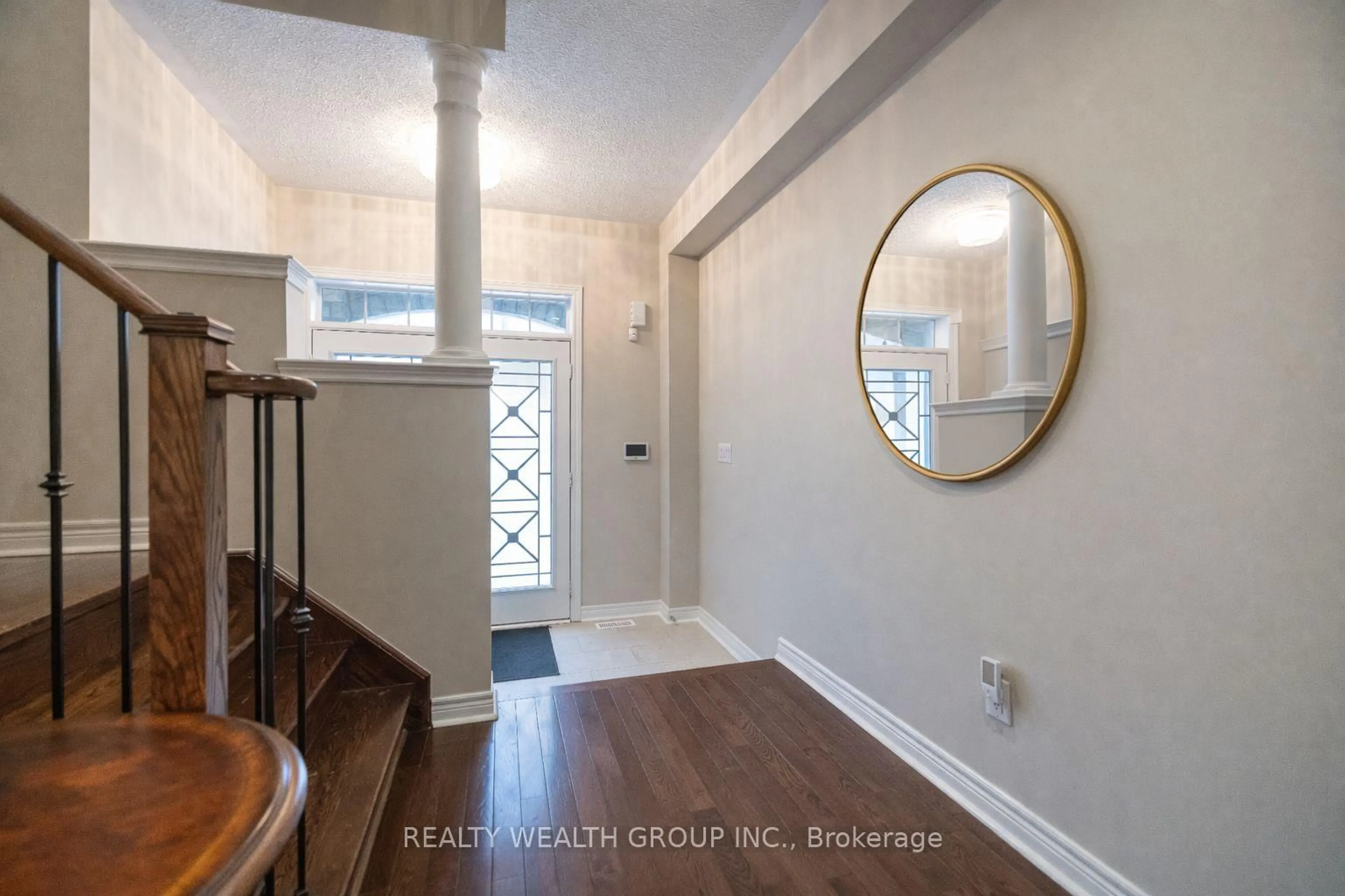 Indoor entryway for 32 Rock Elm Crt, Vaughan Ontario L6A 4C2