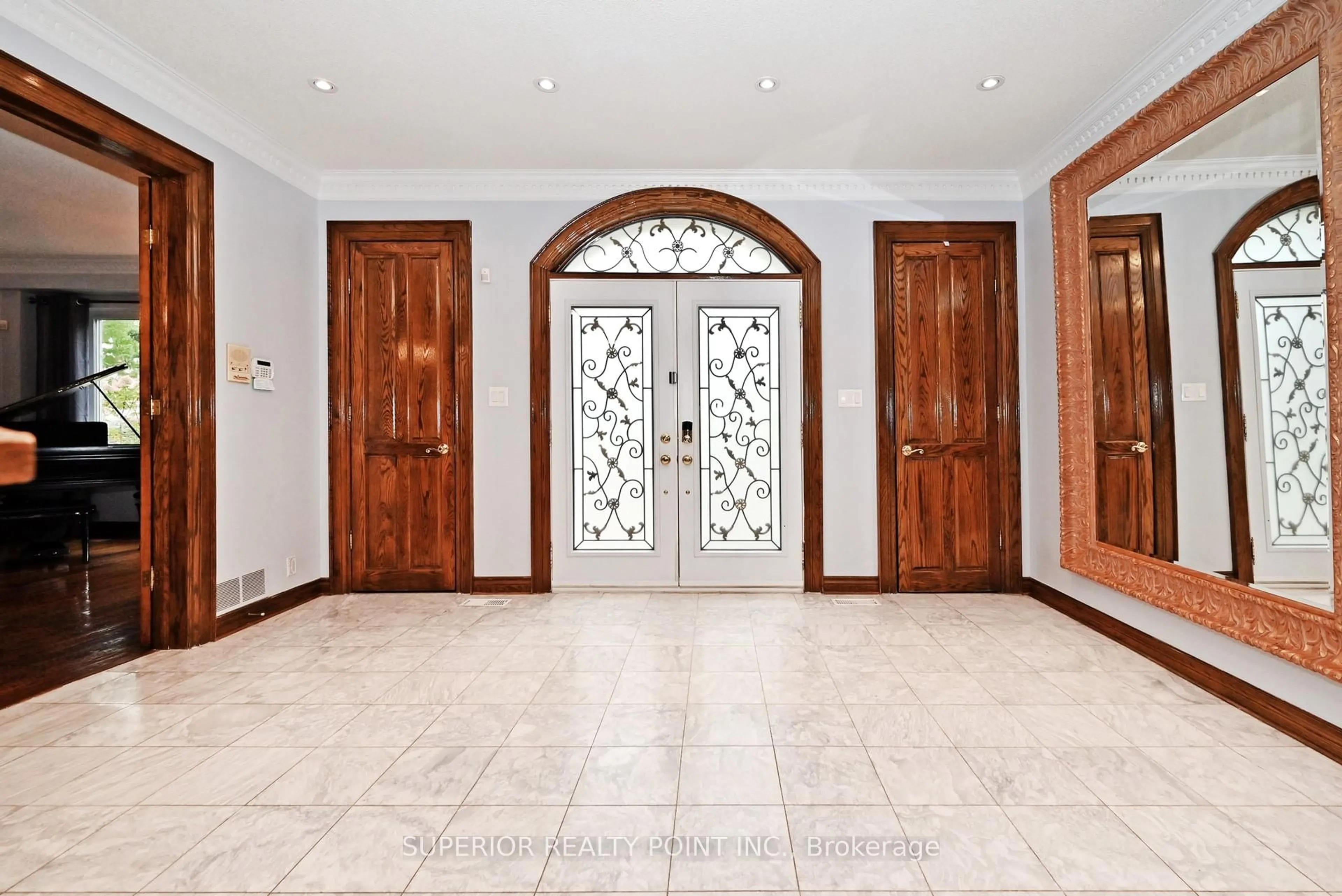 Indoor foyer for 186 Oxford St, Richmond Hill Ontario L4C 4L7