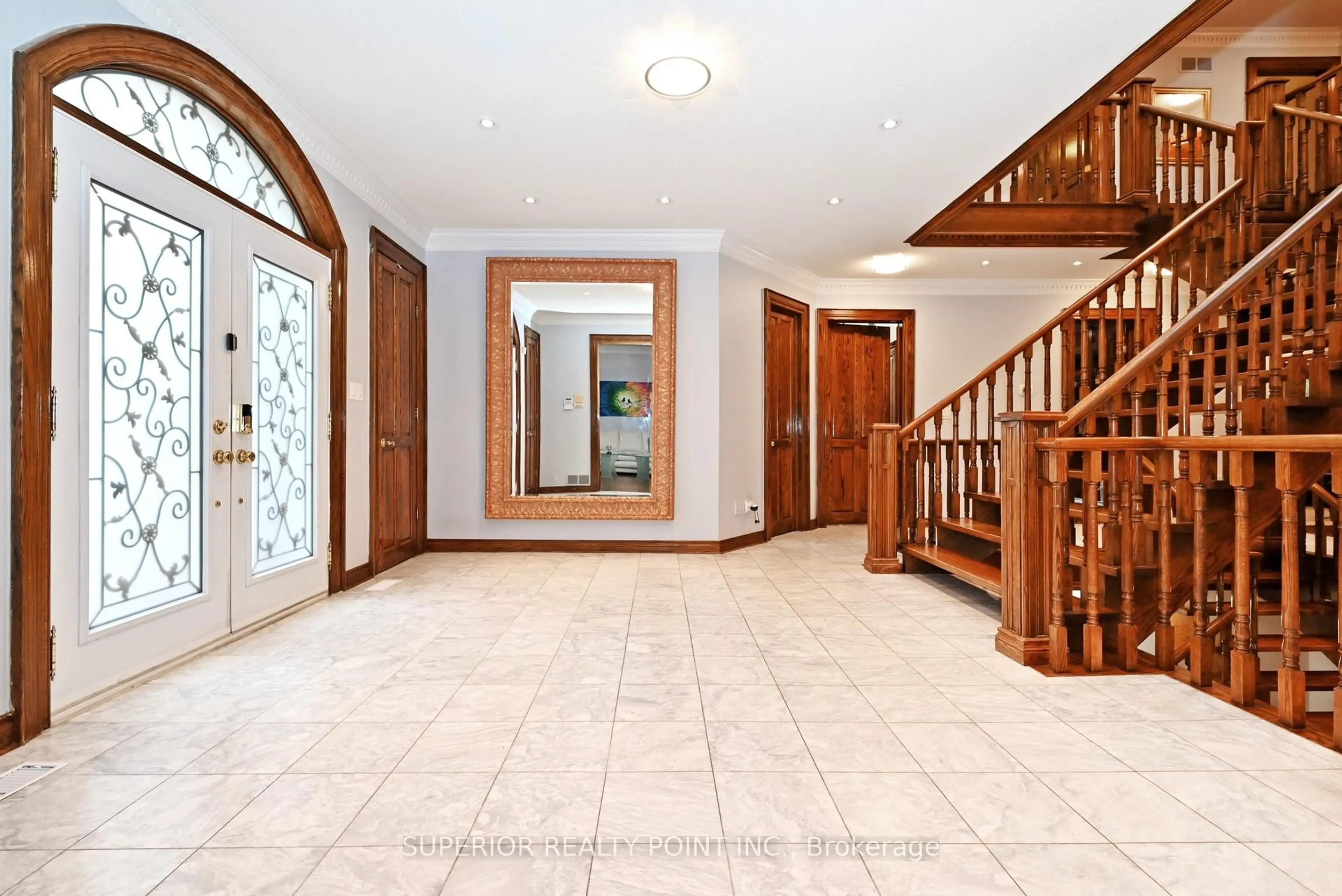 Indoor foyer for 186 Oxford St, Richmond Hill Ontario L4C 4L7
