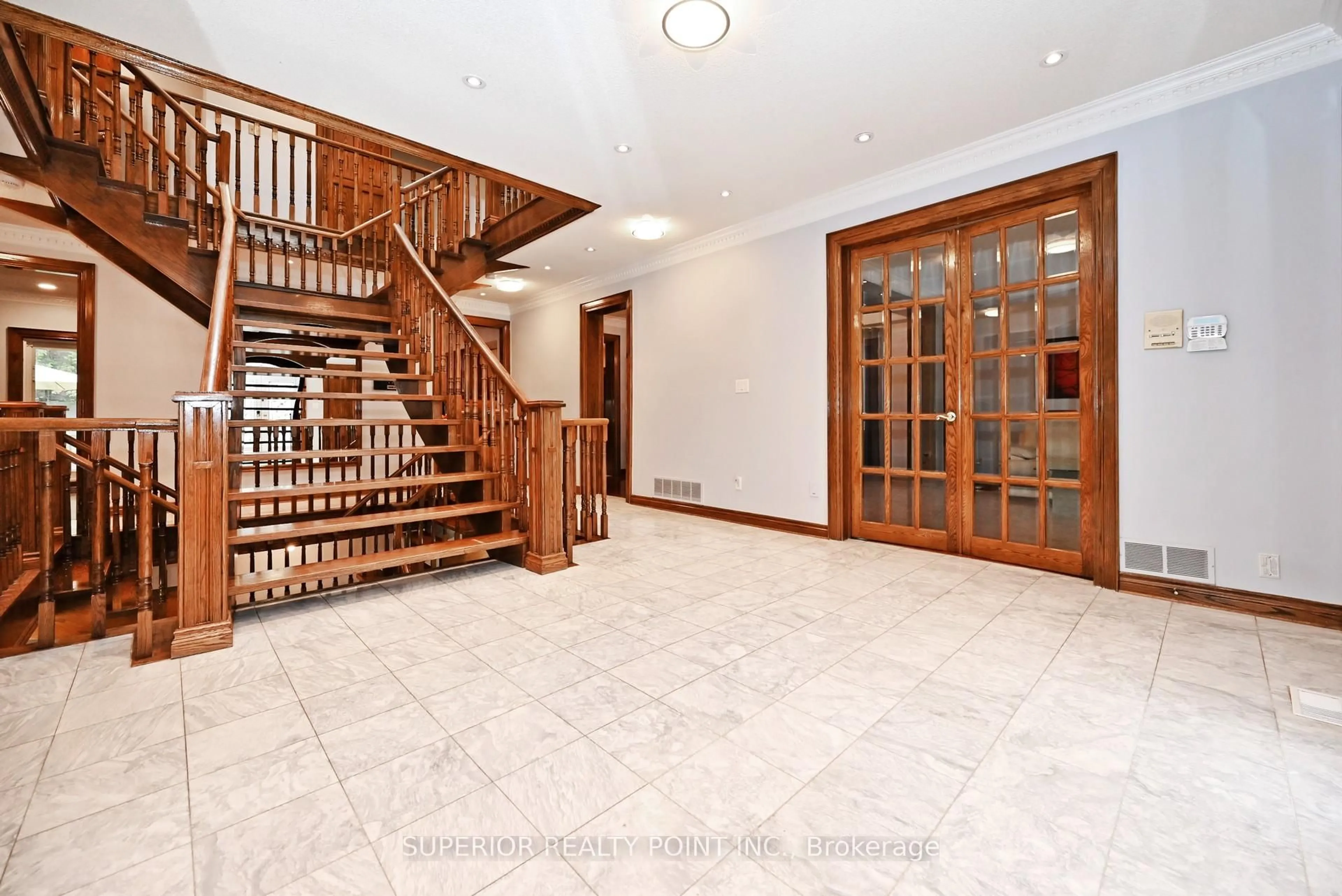 Indoor foyer for 186 Oxford St, Richmond Hill Ontario L4C 4L7