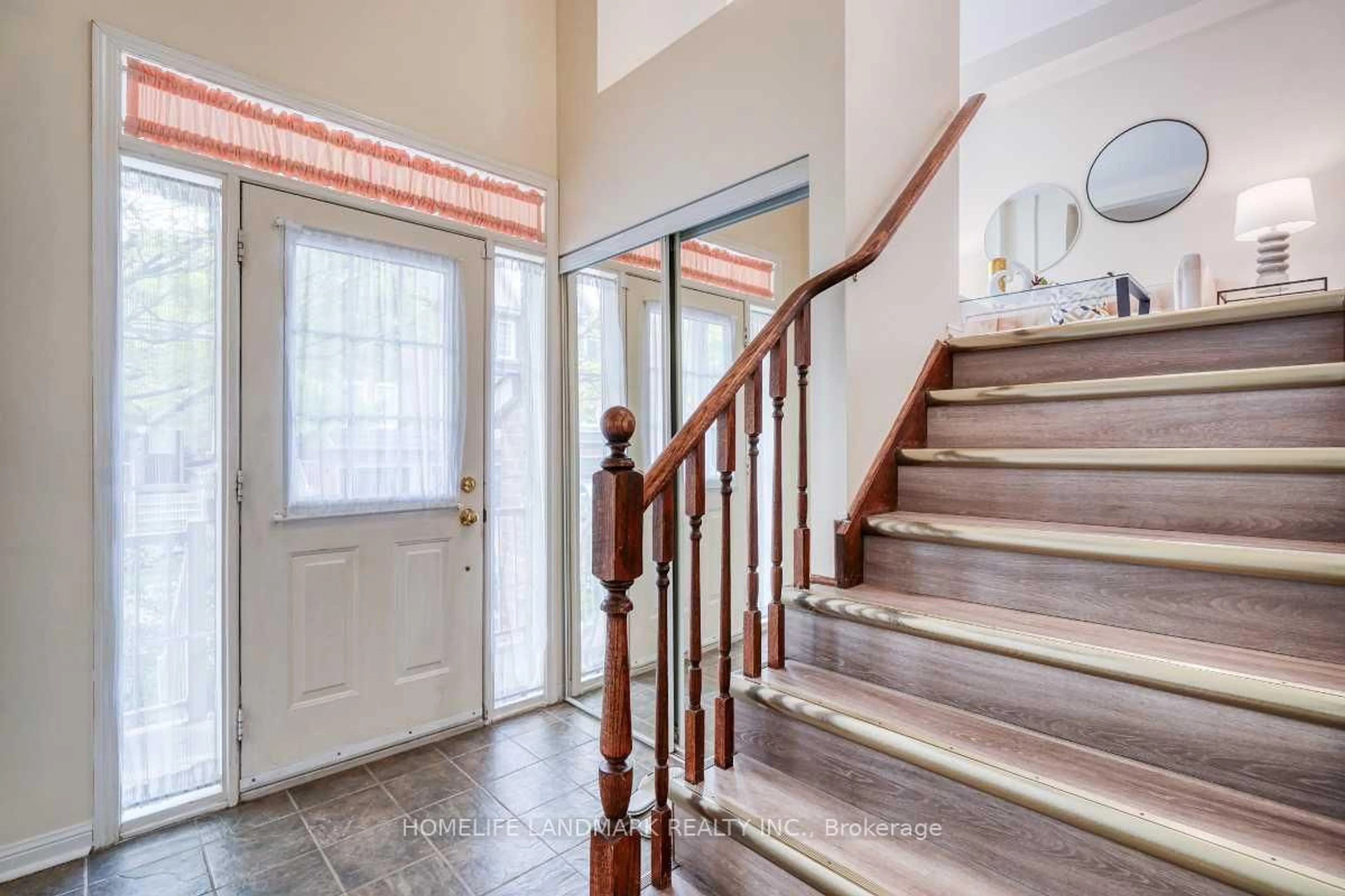 Indoor entryway for 100 Elgin Mills Rd #51, Richmond Hill Ontario L4C 0R8