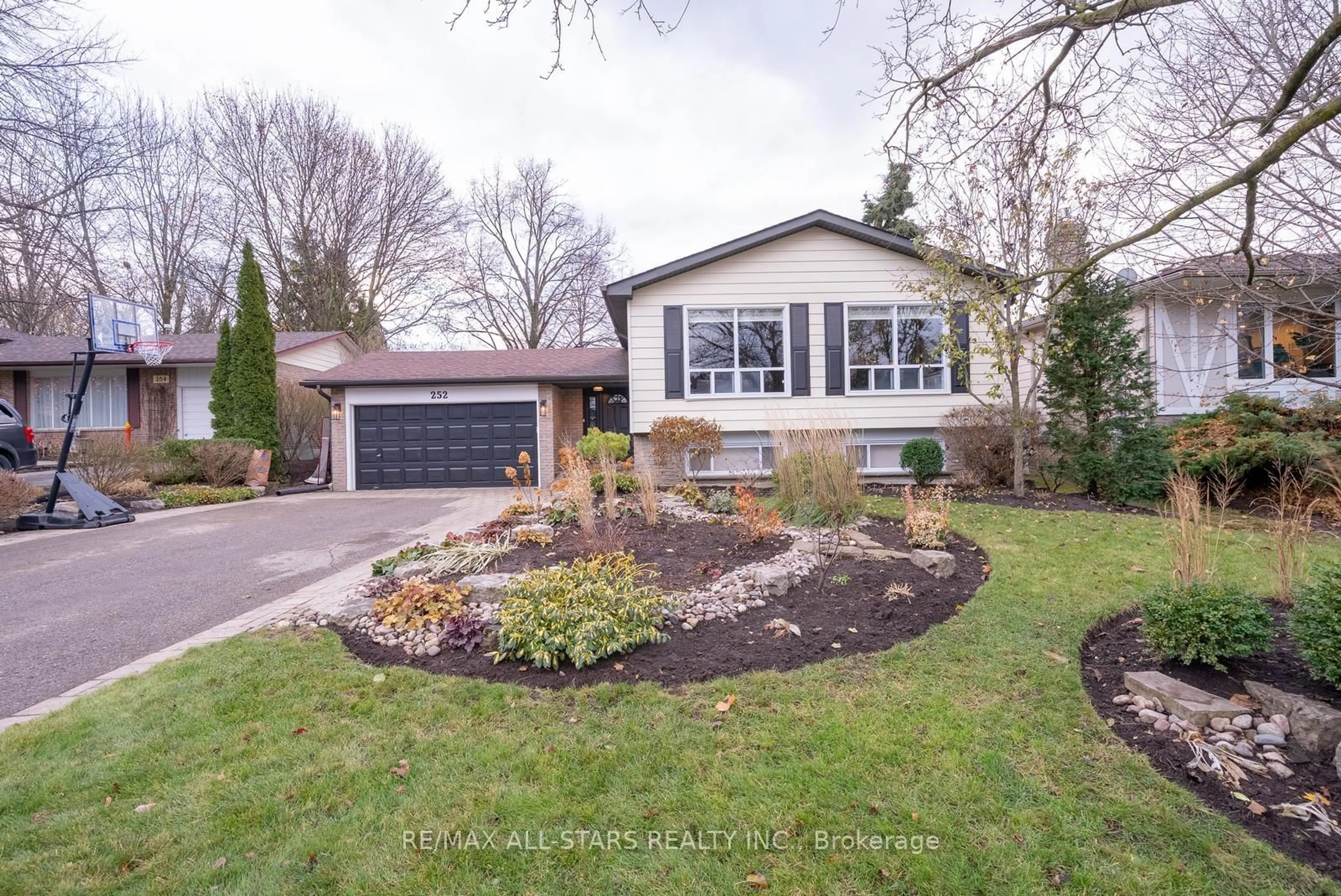 Home with vinyl exterior material, street for 252 BLAIR Rd, Whitchurch-Stouffville Ontario L4A 5Z6