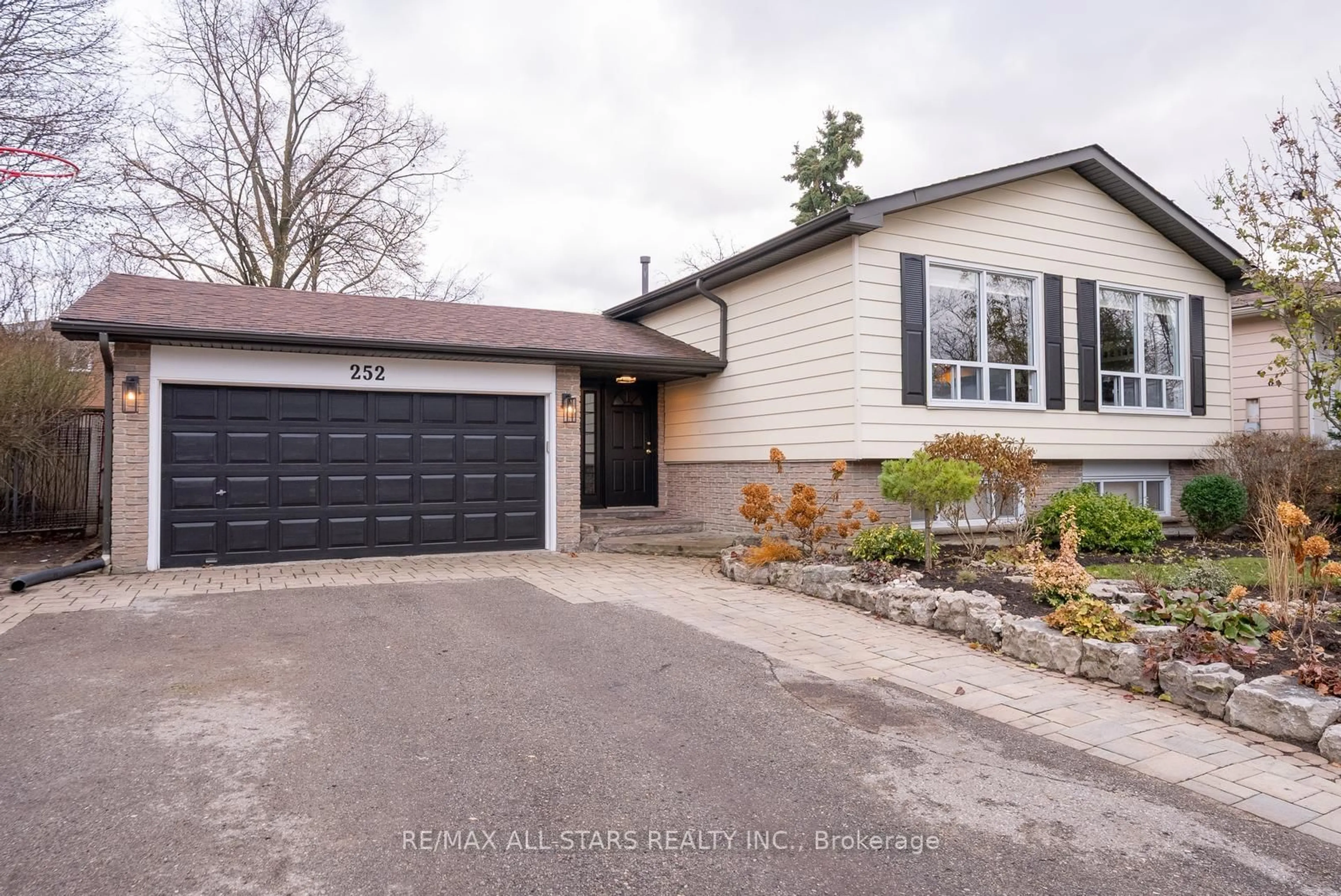 Home with vinyl exterior material, street for 252 BLAIR Rd, Whitchurch-Stouffville Ontario L4A 5Z6