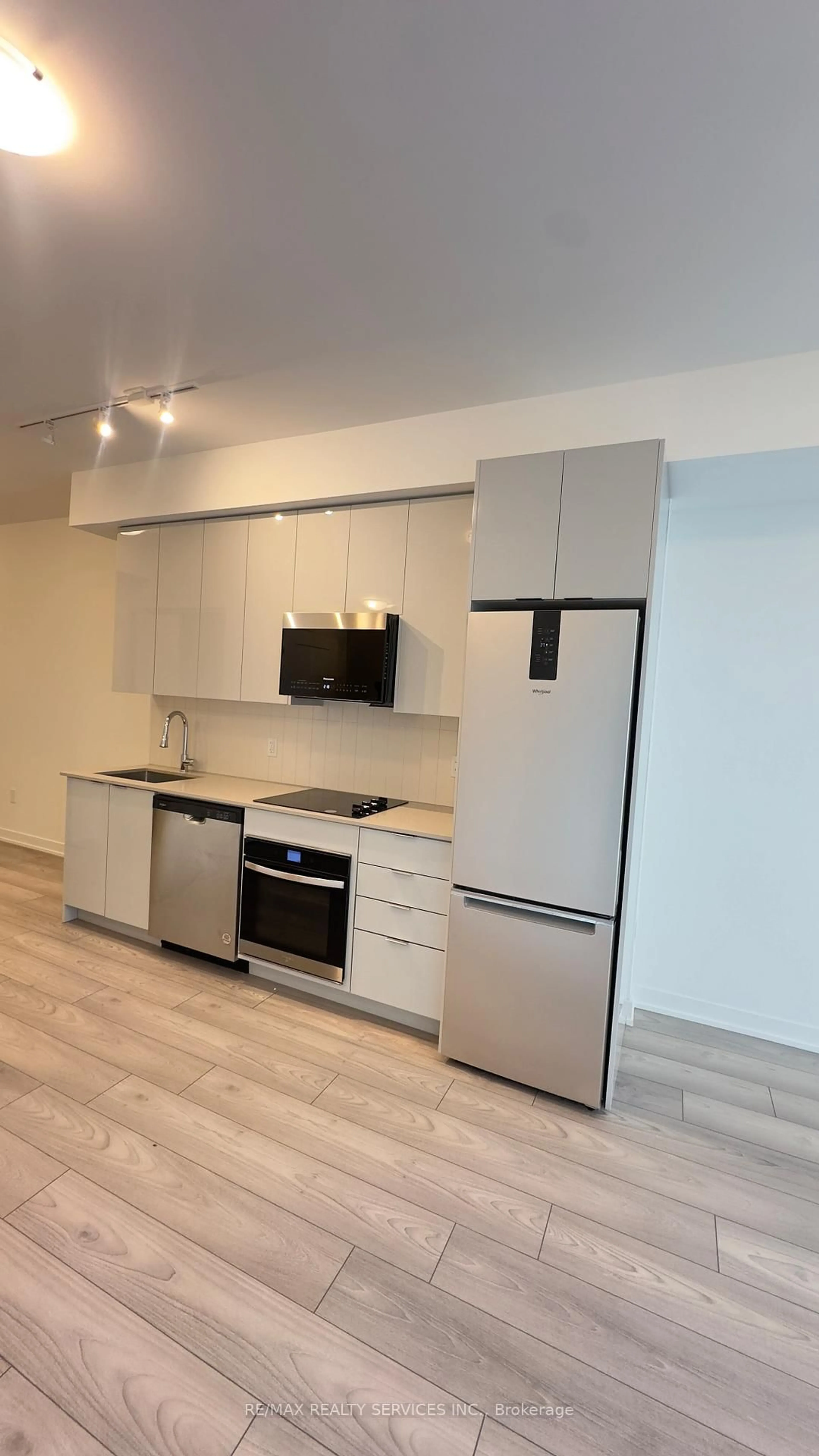 Standard kitchen, wood/laminate floor for 474 Caldari Rd Rd #911, Vaughan Ontario L4K 0R5