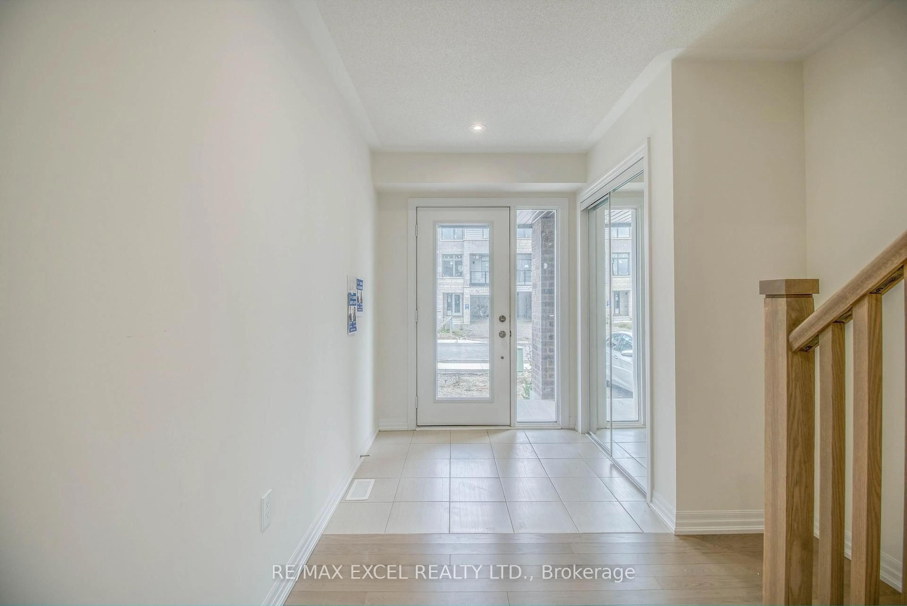 Indoor entryway for 124 Solstice Circ, Newmarket Ontario L3X 0L7
