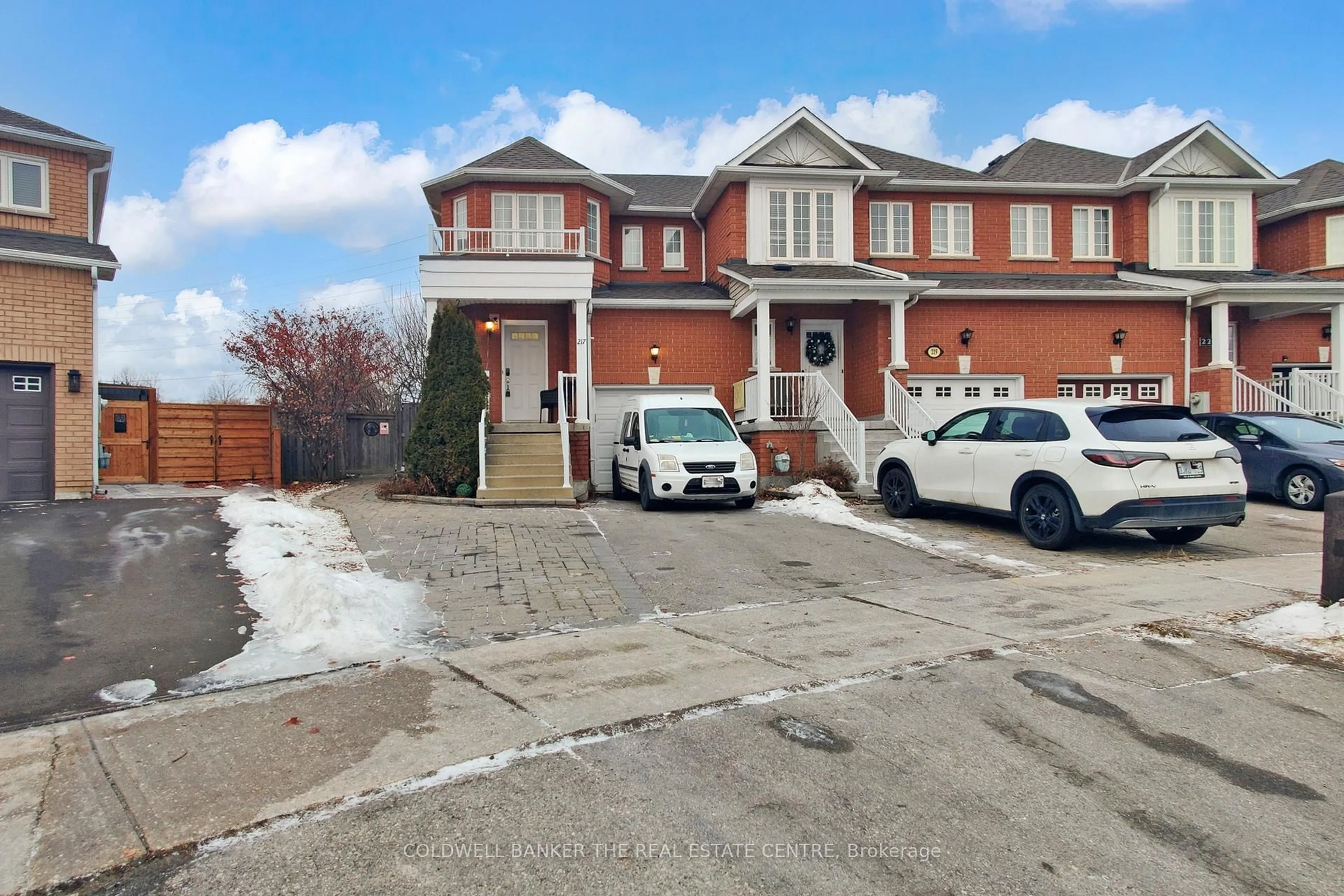 A pic from outside/outdoor area/front of a property/back of a property/a pic from drone, street for 217 Stonebriar Dr, Vaughan Ontario L6A 4A3