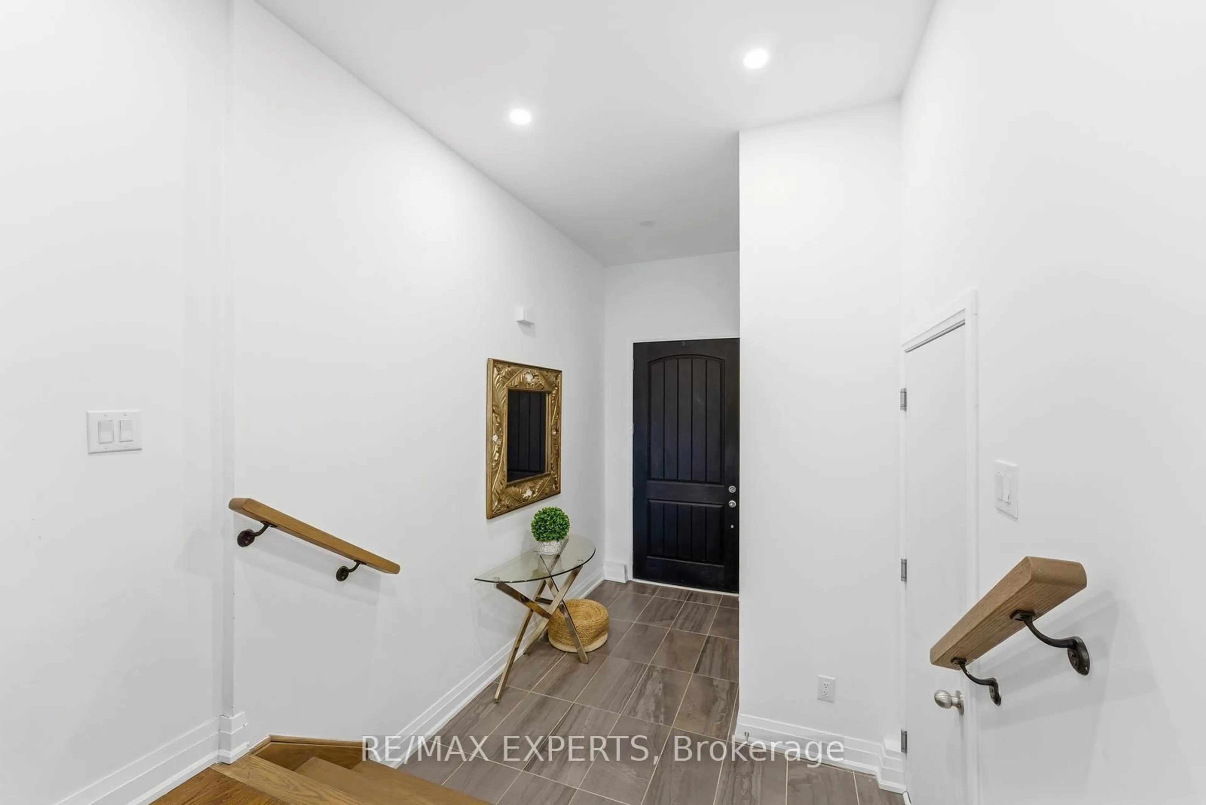 Indoor entryway for 29 Persica St, Richmond Hill Ontario L4E 2T3