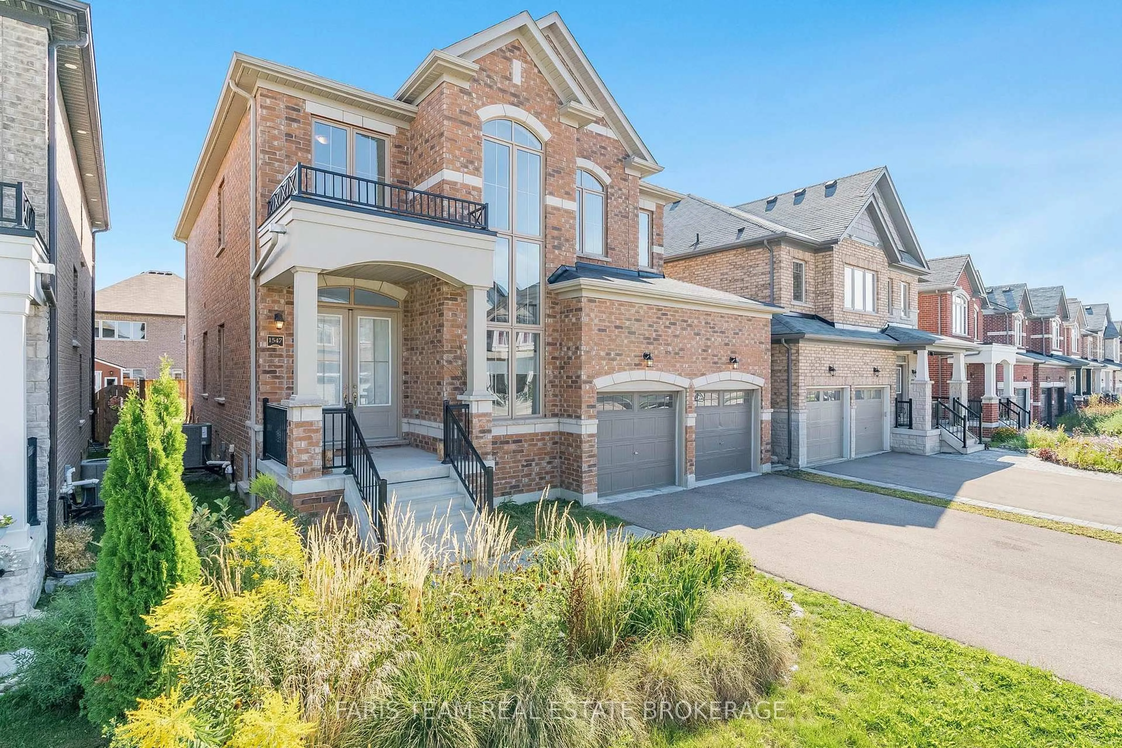 Home with brick exterior material, street for 1547 McRoberts Cres, Innisfil Ontario L9S 0J9