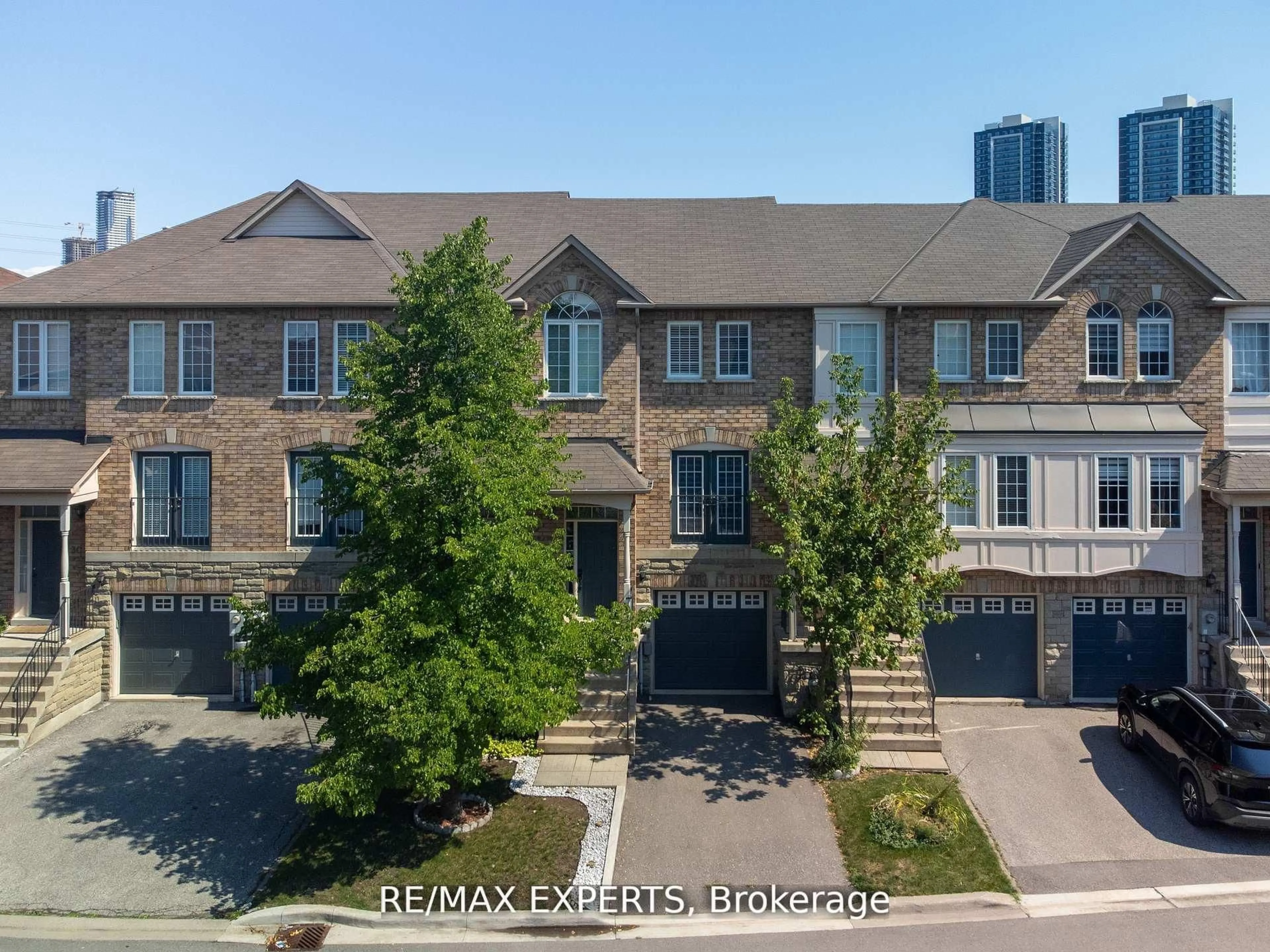 A pic from outside/outdoor area/front of a property/back of a property/a pic from drone, street for 19 Foxchase Ave #32, Vaughan Ontario L4L 9M9