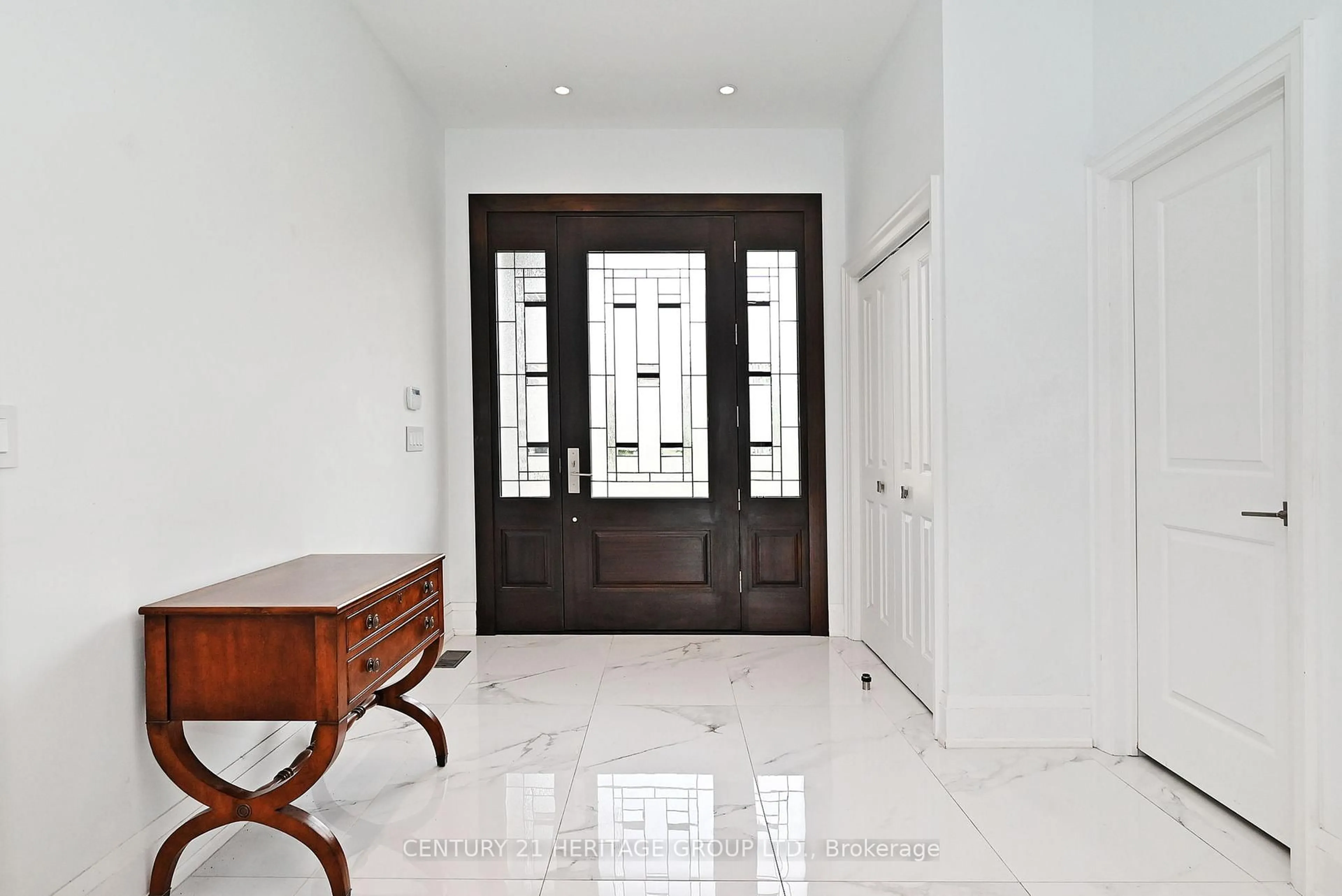 Indoor entryway for 148 Church St, Georgina Ontario L4P 1J5