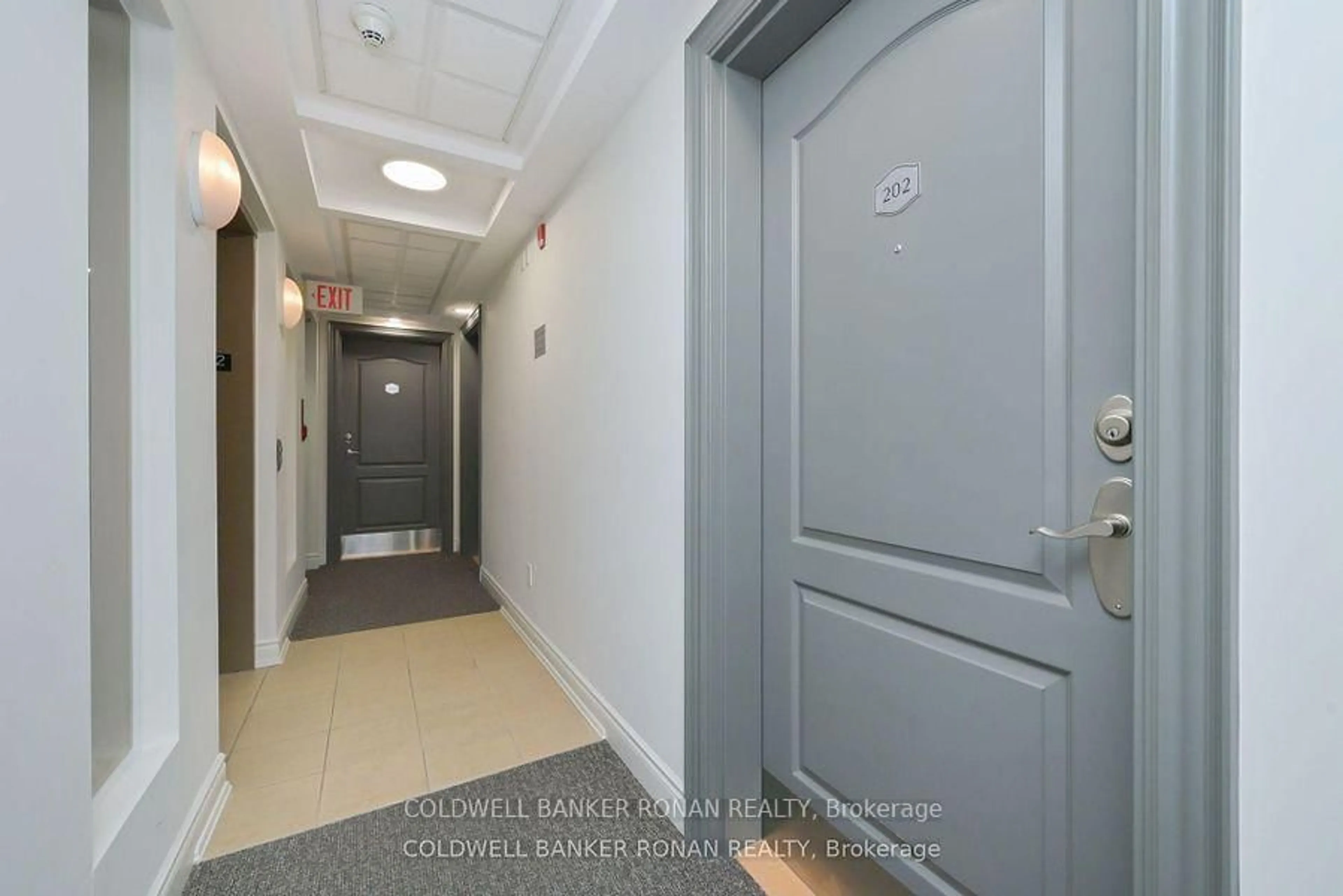 Indoor foyer for 78 Sunset Blvd #202, New Tecumseth Ontario L9R 2H5