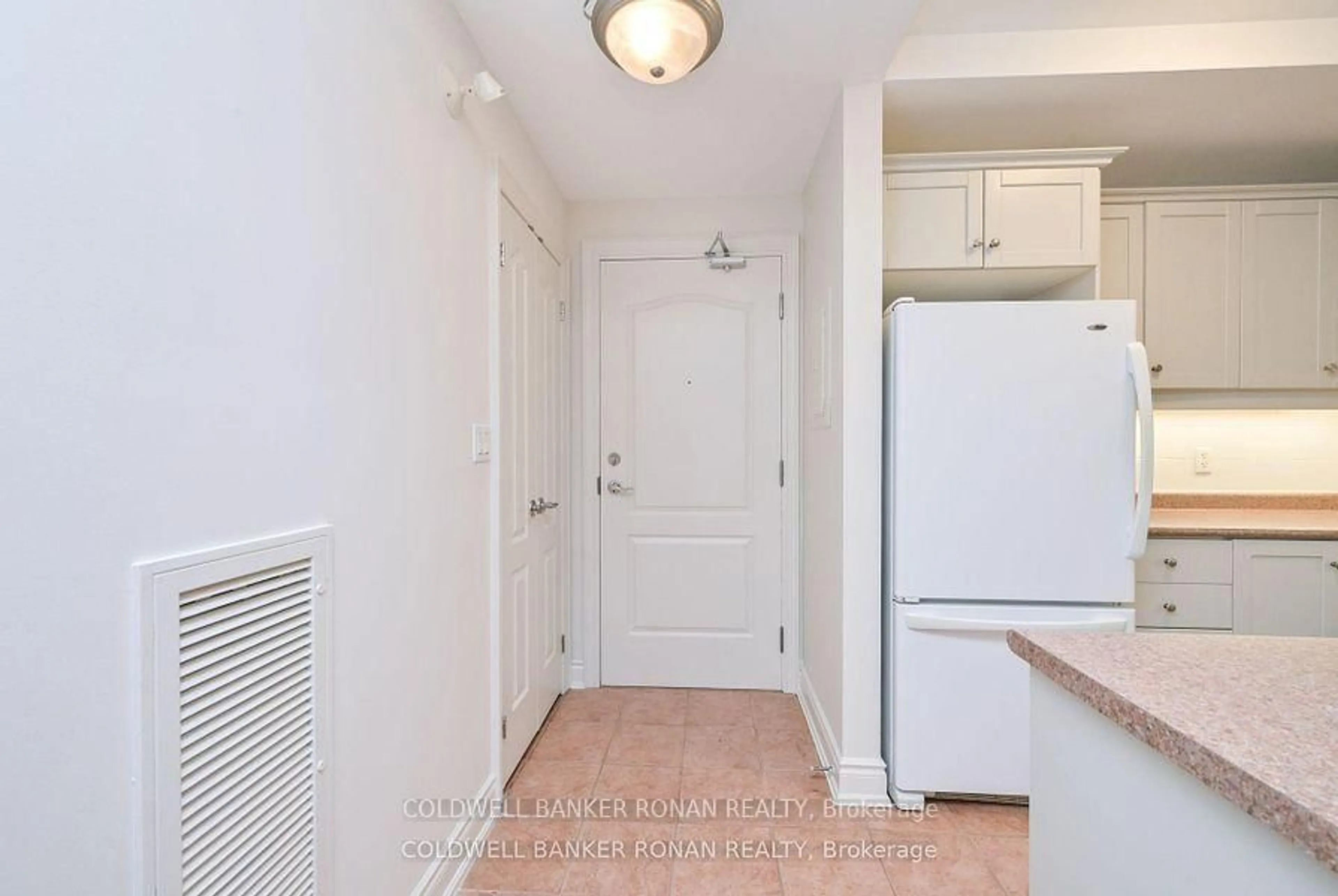 Indoor entryway for 78 Sunset Blvd #202, New Tecumseth Ontario L9R 2H5