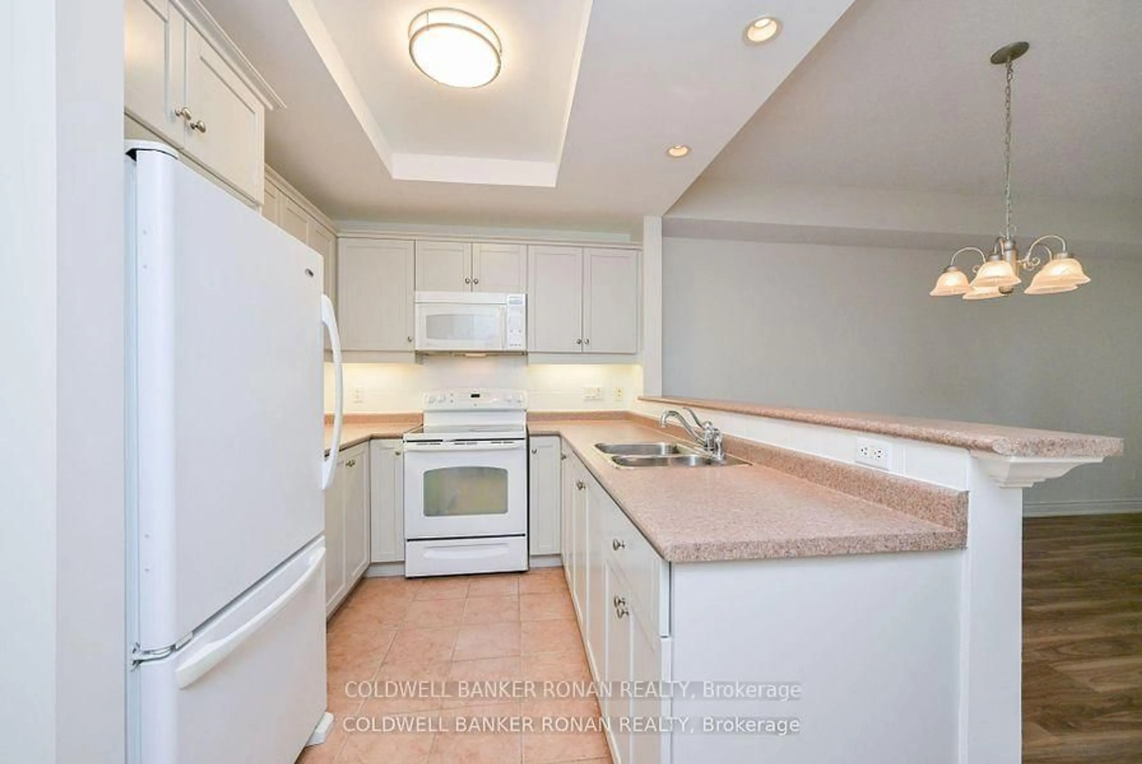 Standard kitchen, ceramic/tile floor for 78 Sunset Blvd #202, New Tecumseth Ontario L9R 2H5
