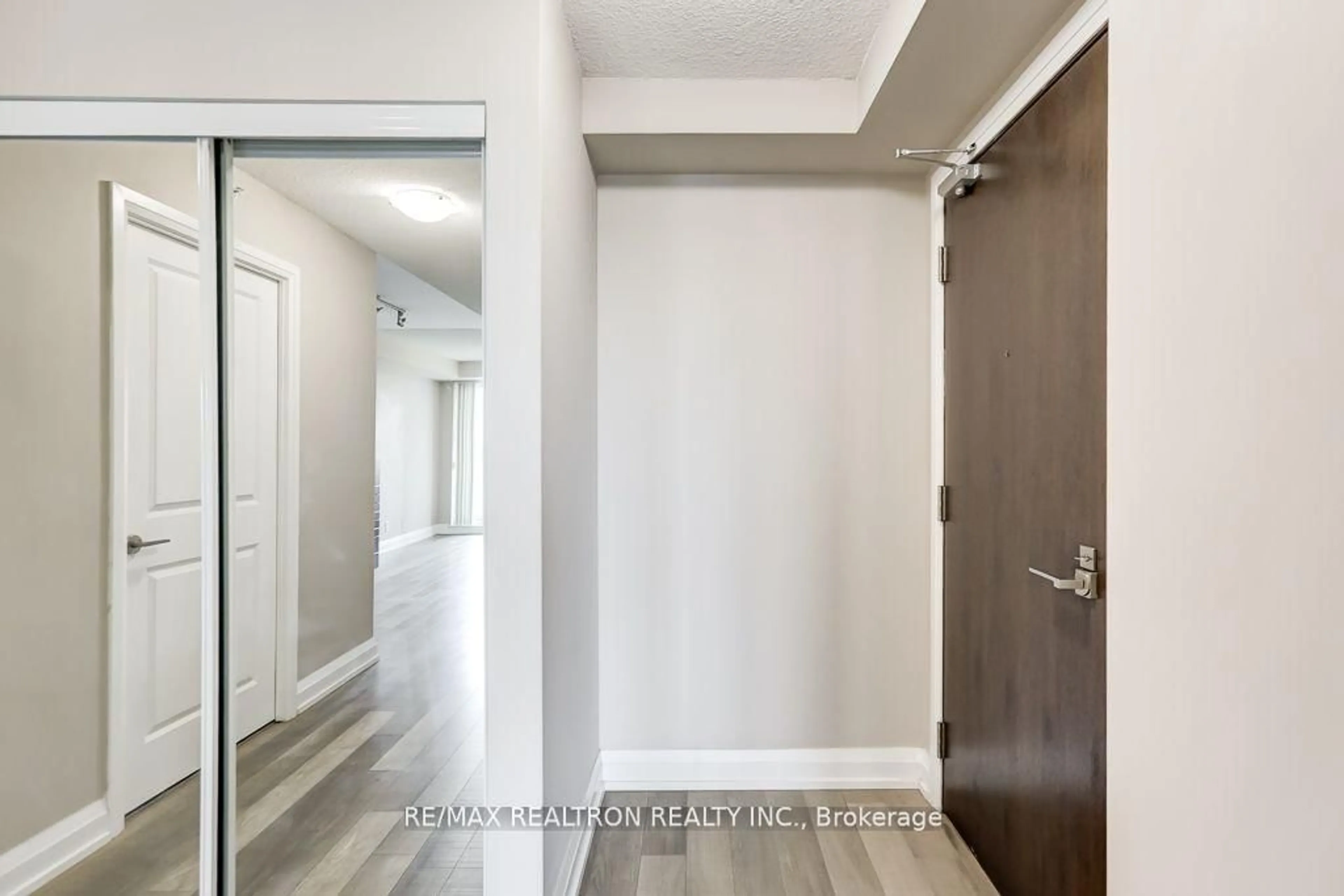 Indoor entryway for 370 Highway 7 #615, Richmond Hill Ontario L4B 0C4