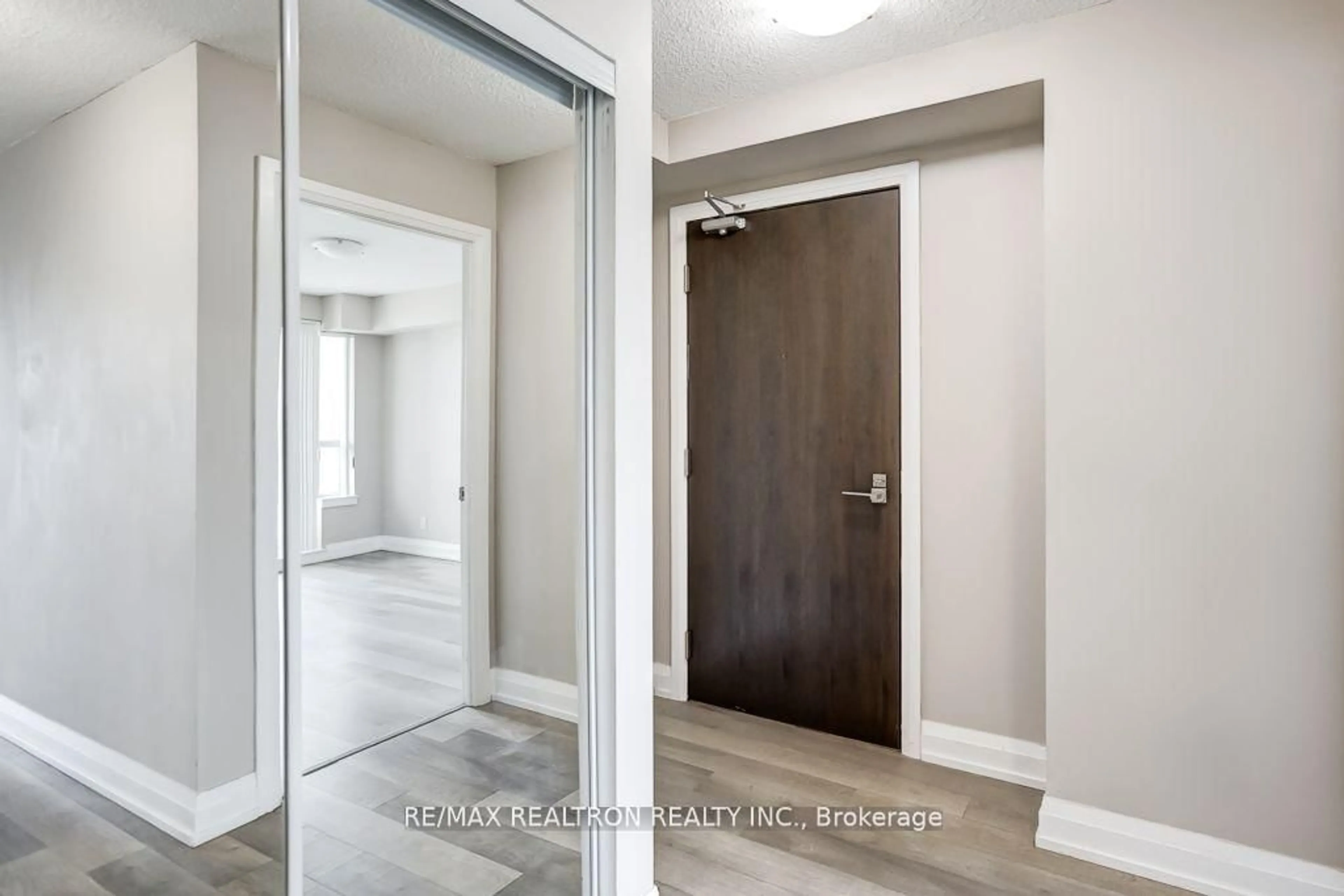 Indoor entryway for 370 Highway 7 #615, Richmond Hill Ontario L4B 0C4