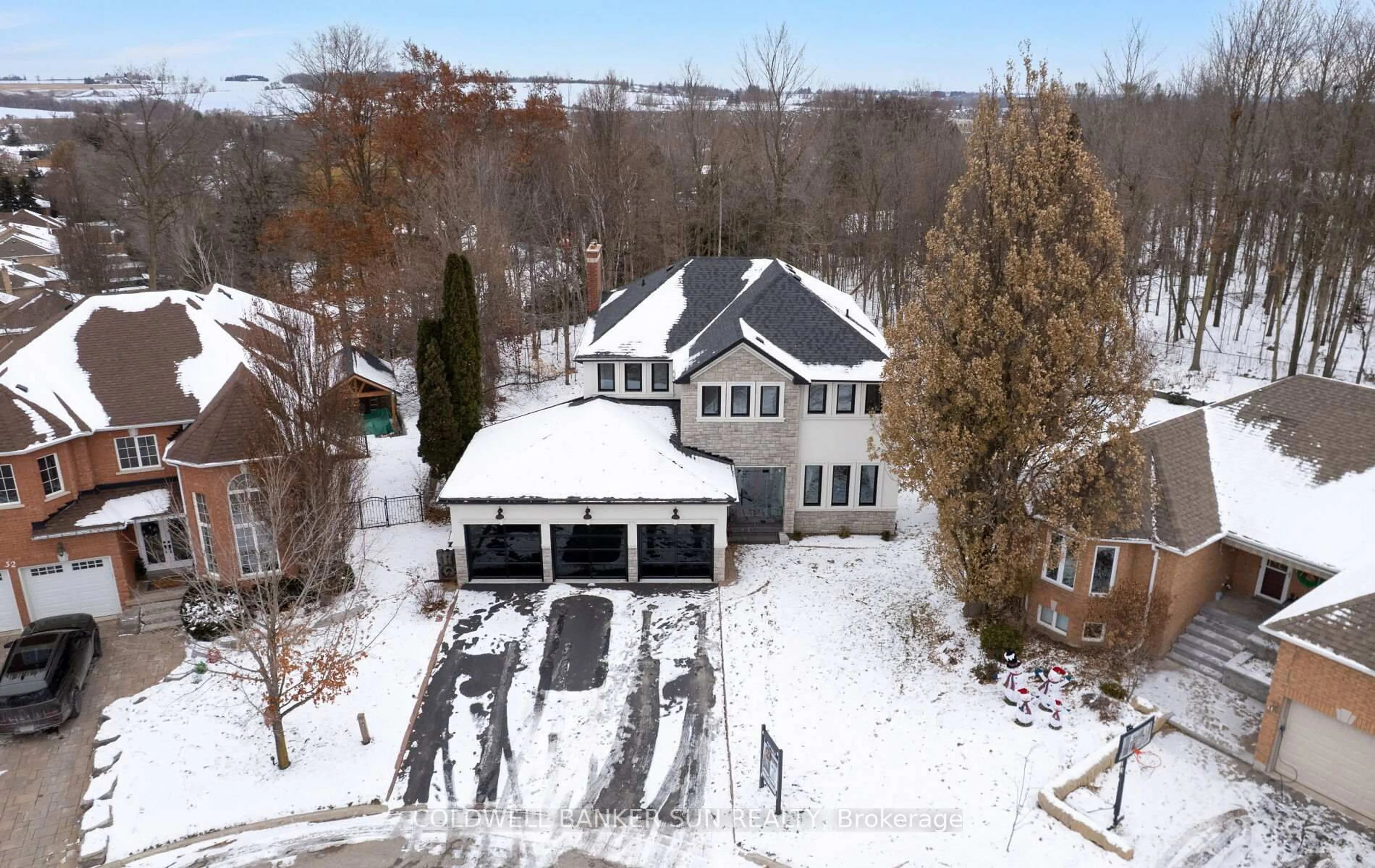 A pic from outside/outdoor area/front of a property/back of a property/a pic from drone, street for 34 Previn Crt, New Tecumseth Ontario L9R 1N8