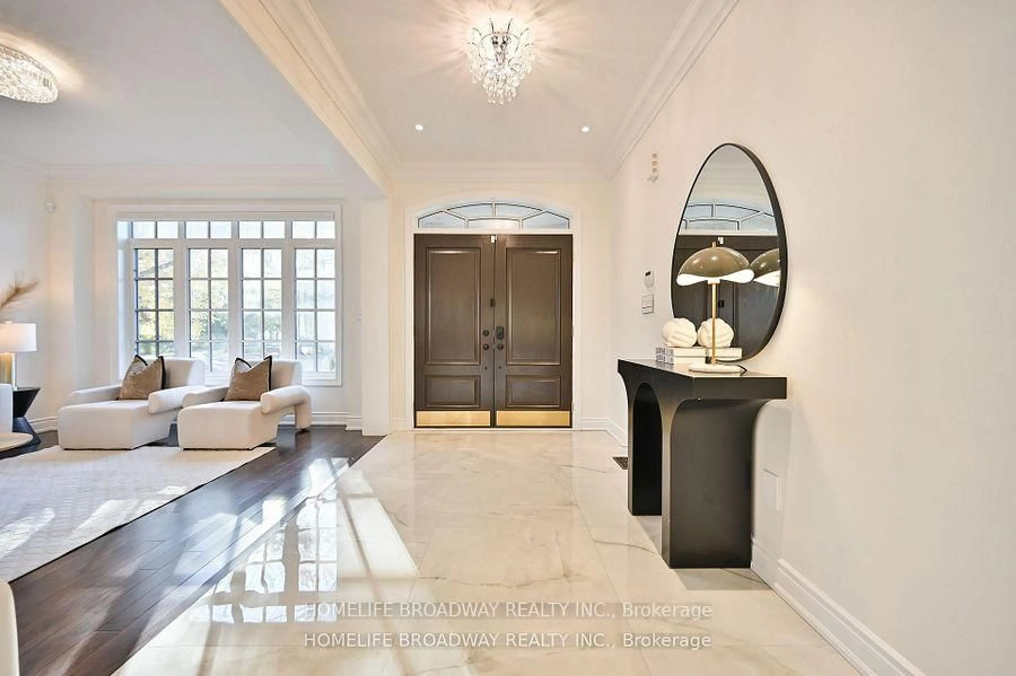 Indoor entryway for 55 Avenue Rd, Richmond Hill Ontario L4C 6B7