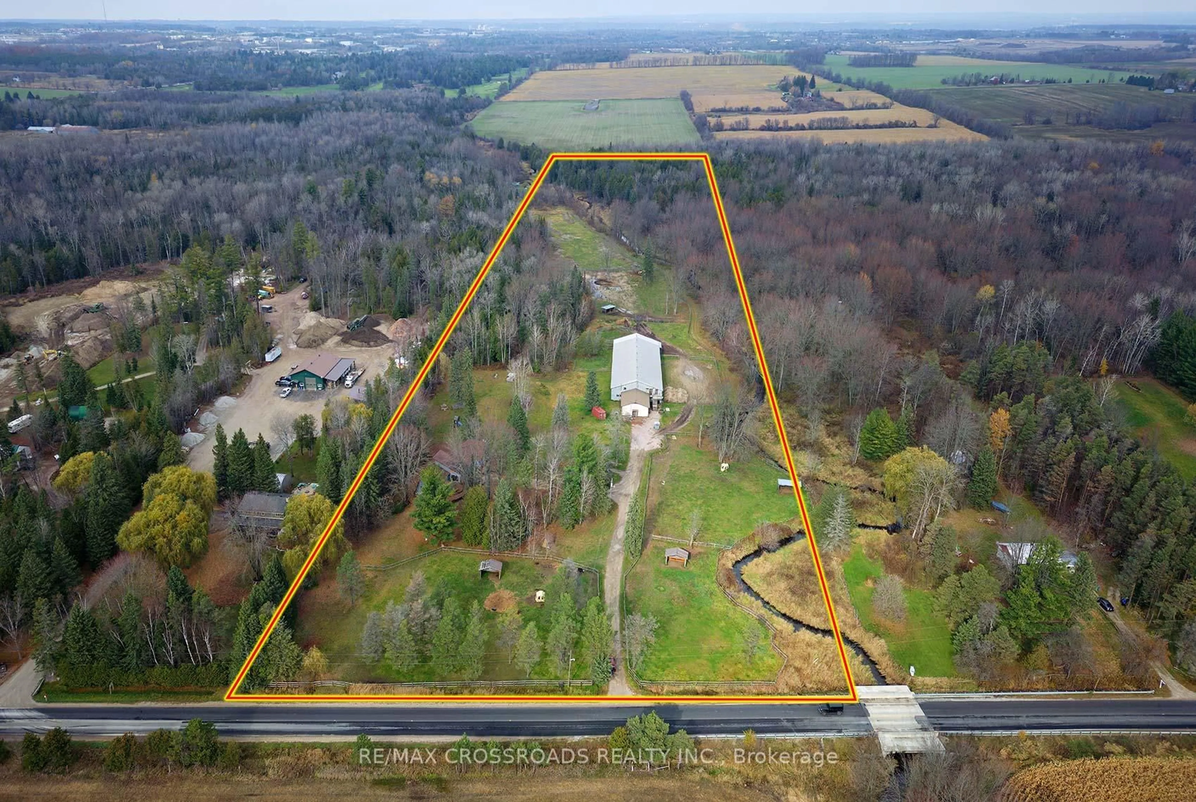 A pic from outside/outdoor area/front of a property/back of a property/a pic from drone, building for 2726 9th Line, Innisfil Ontario L9S 3Z8