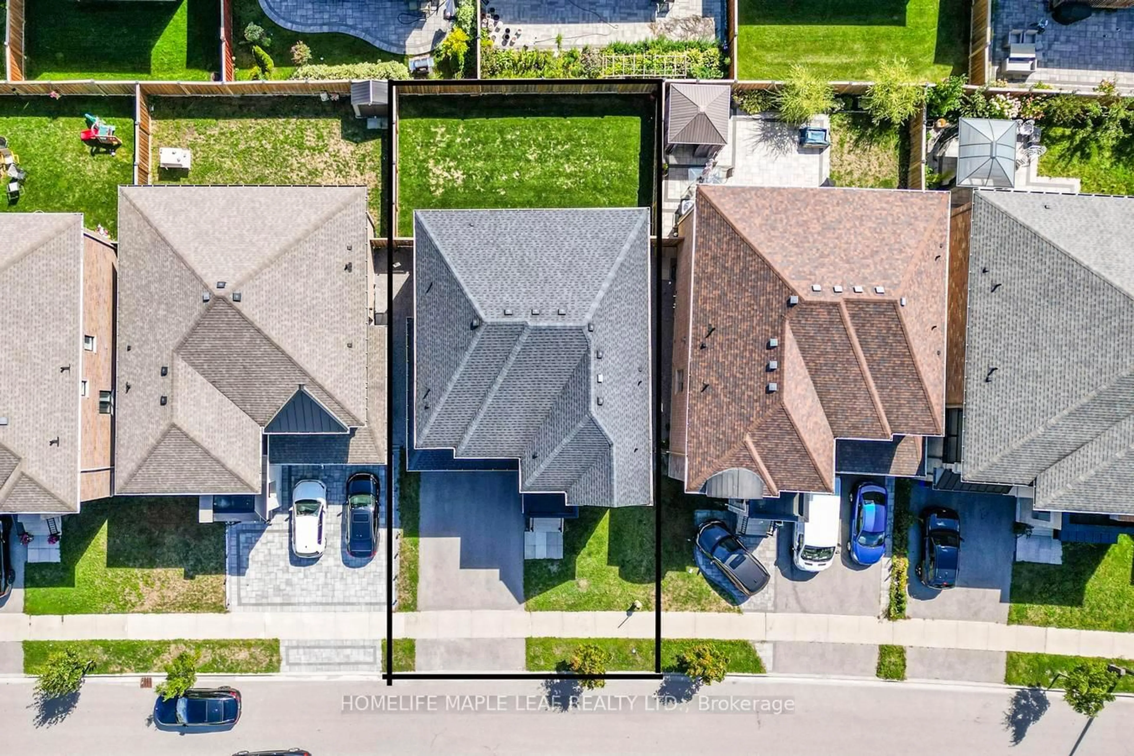 A pic from outside/outdoor area/front of a property/back of a property/a pic from drone, street for 118 Lorne Thomas Pl, New Tecumseth Ontario L9R 0V8