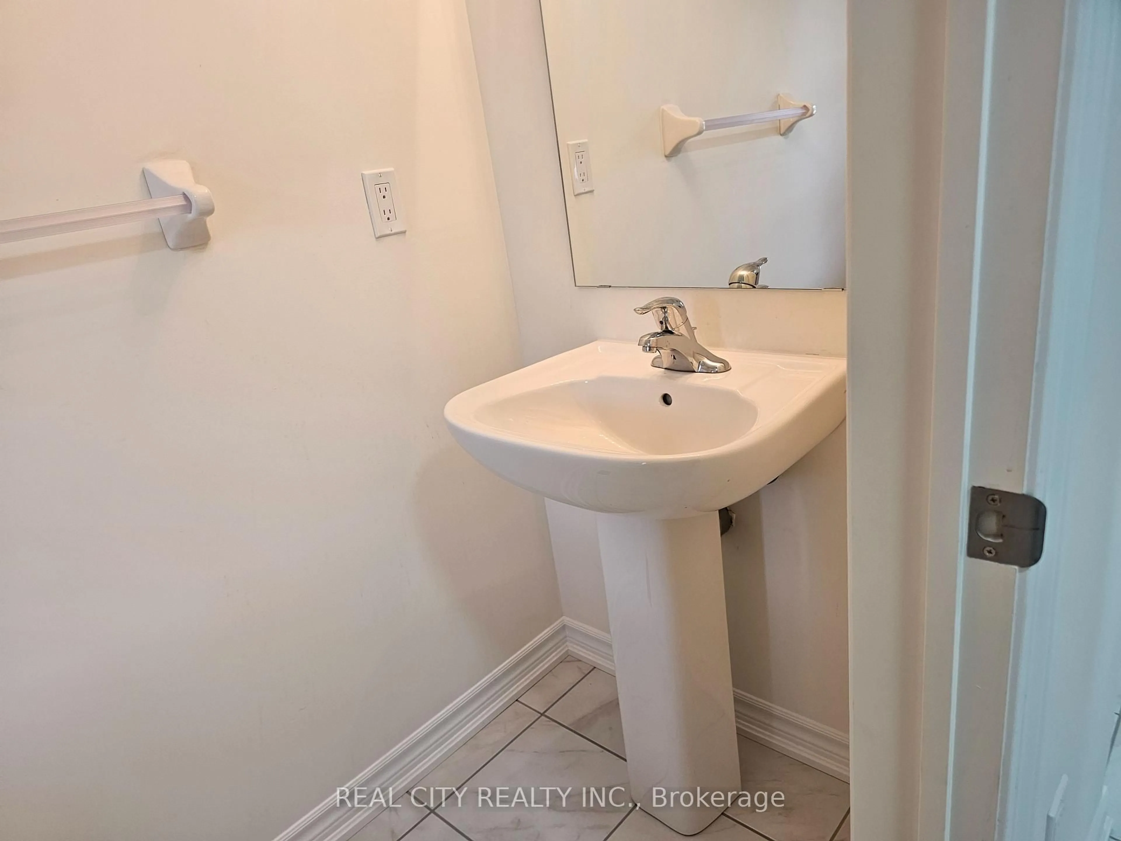 Standard bathroom, unknown for 5 Heather Fullerton Rd, Georgina Ontario L0E 1R0