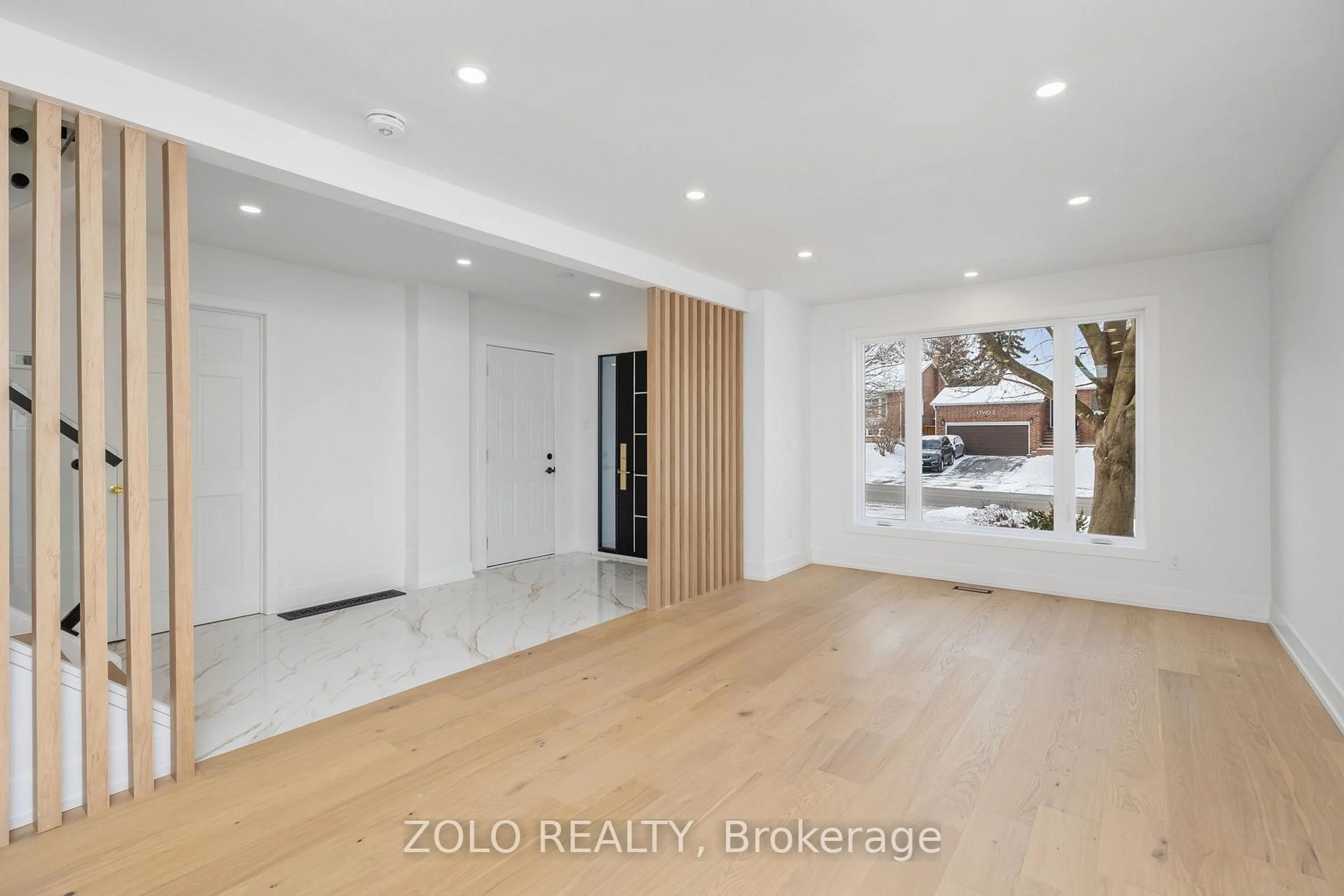 Indoor entryway for 124 Kingston Rd, Newmarket Ontario L3Y 5W7