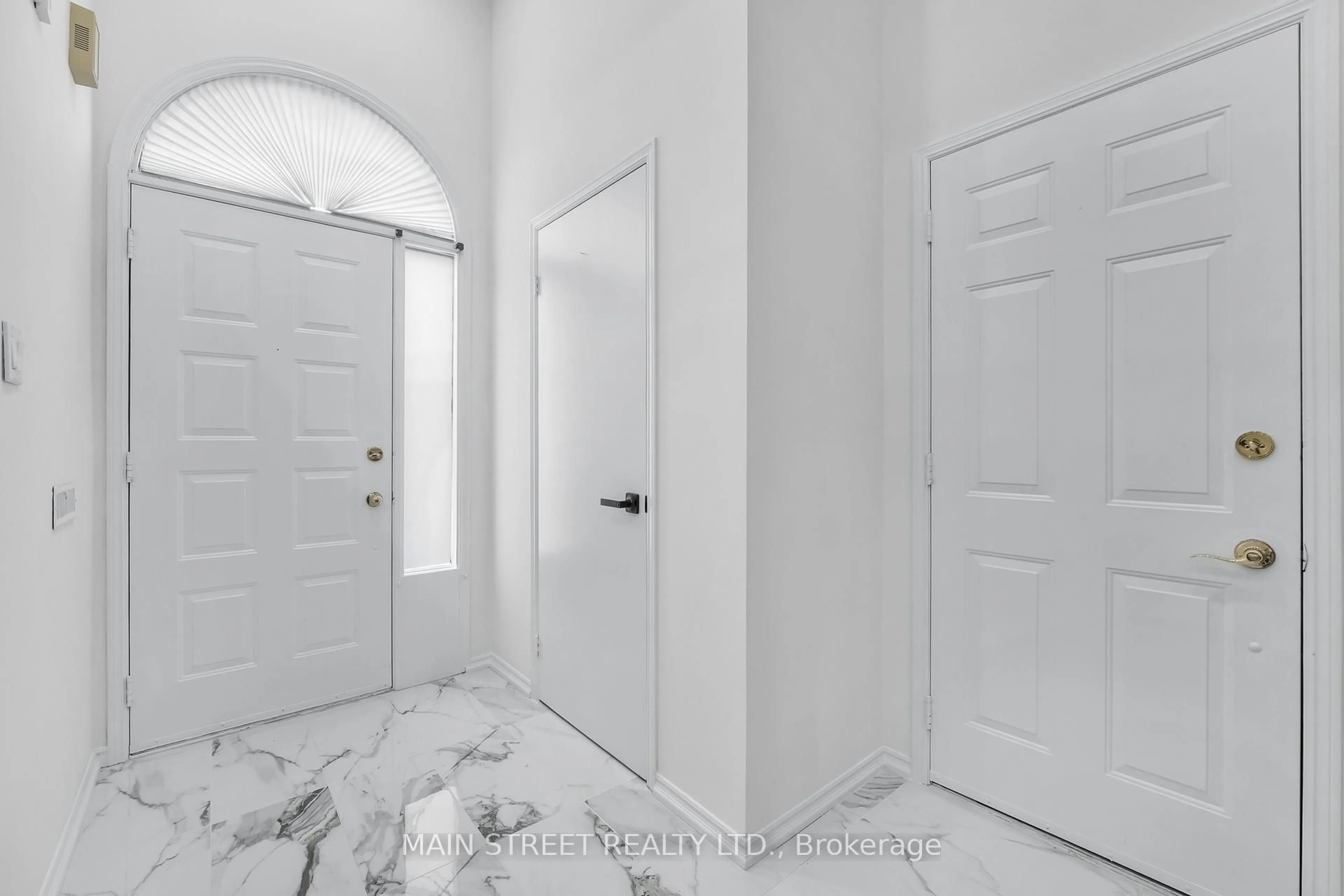 Indoor entryway for 43 Riverglen Dr, Georgina Ontario L4P 3K7