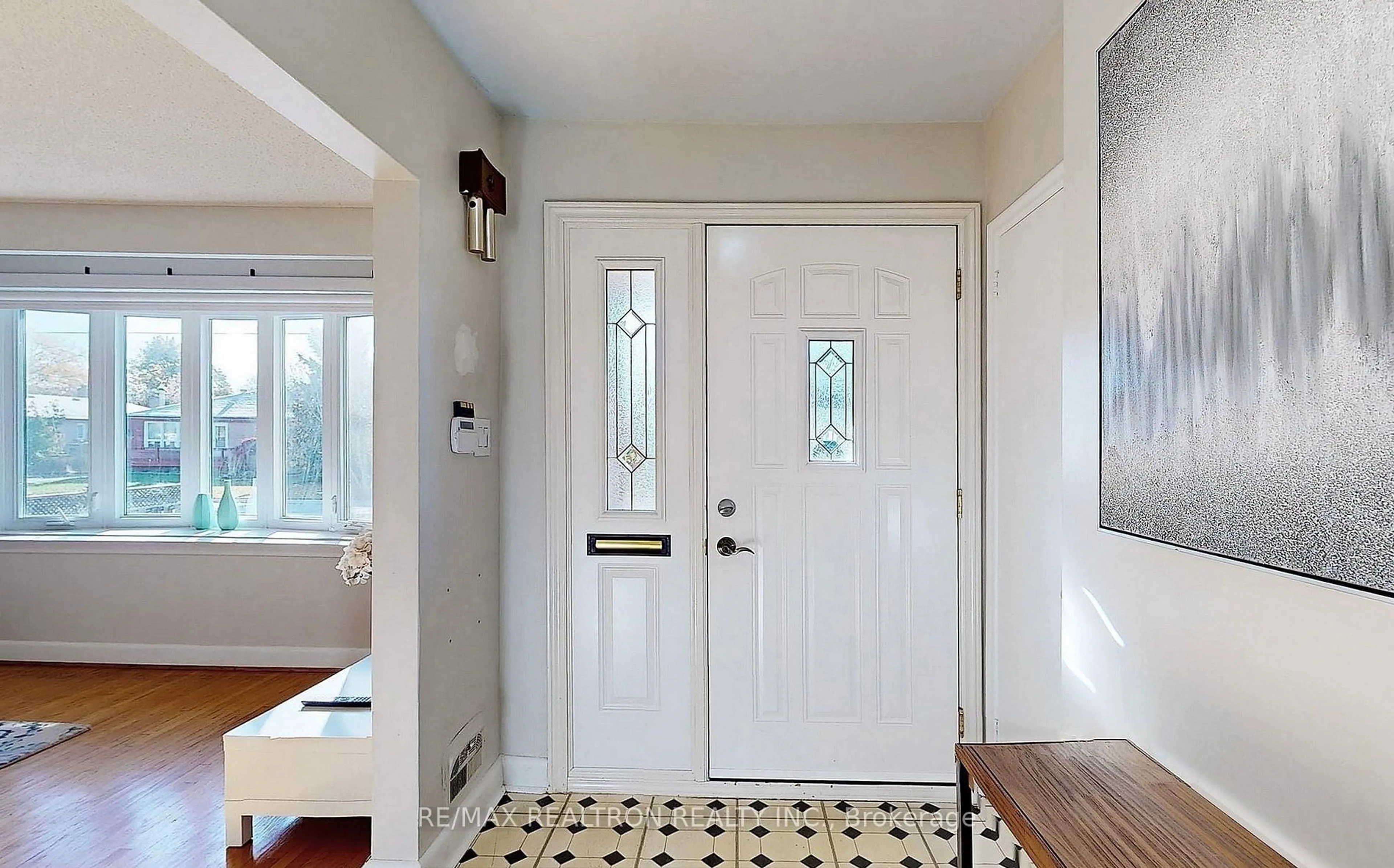 Indoor entryway for 331 Boisdale Ave, Richmond Hill Ontario L4C 1R4