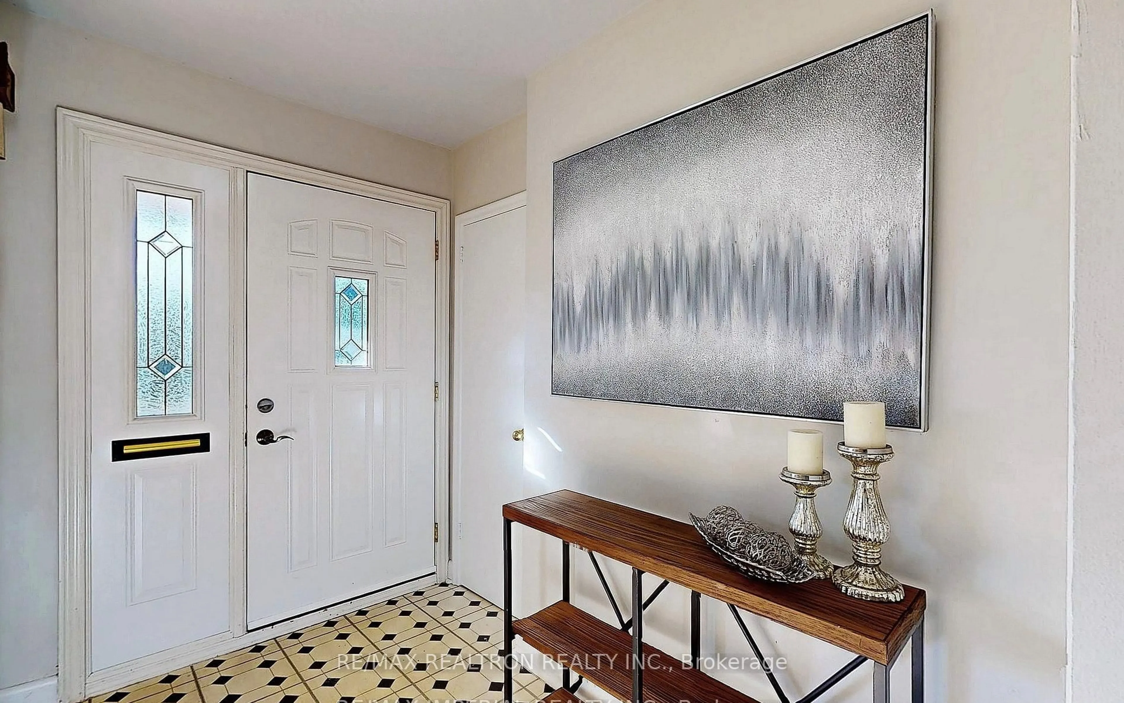 Indoor entryway for 331 Boisdale Ave, Richmond Hill Ontario L4C 1R4