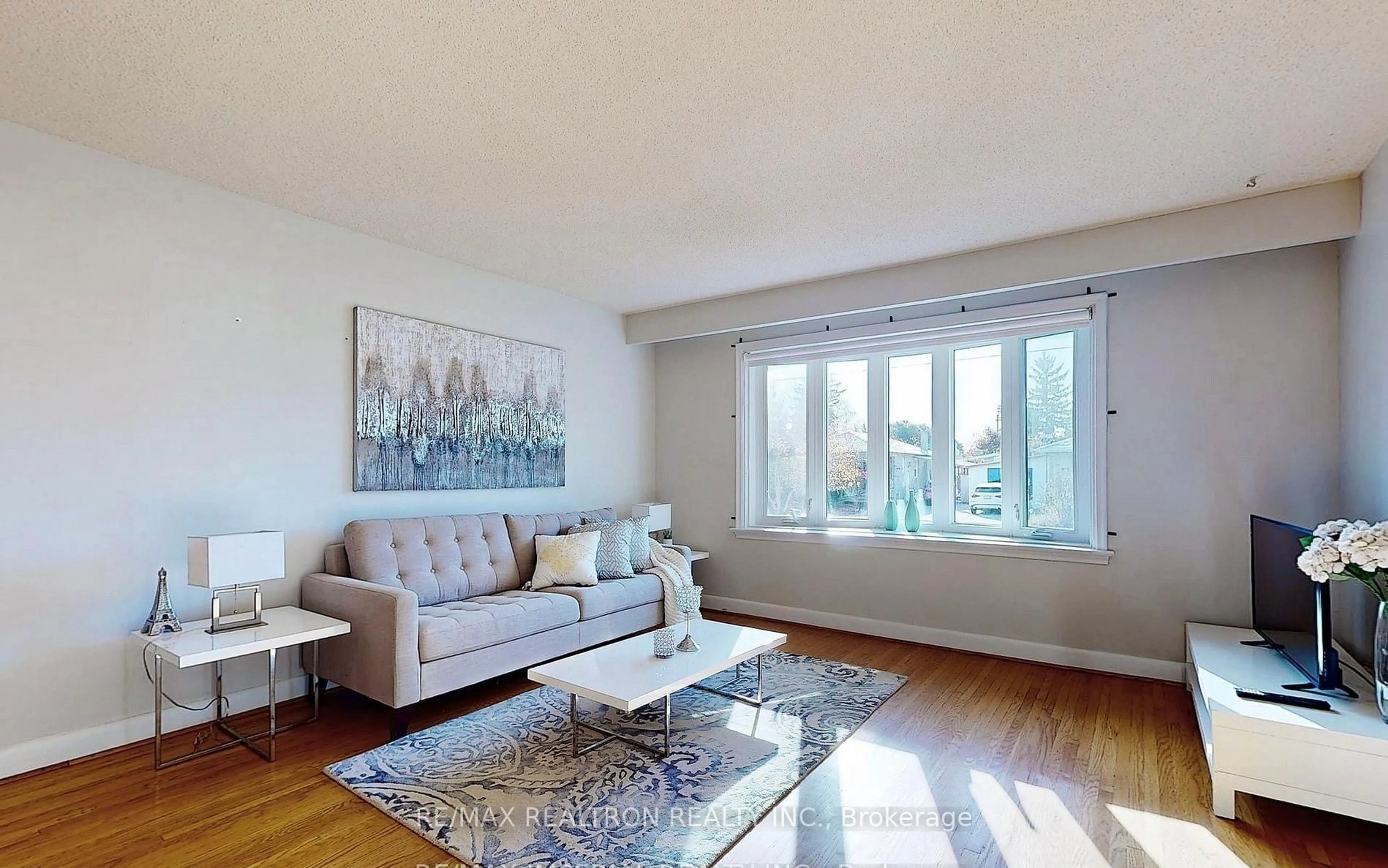 Living room with furniture, wood/laminate floor for 331 Boisdale Ave, Richmond Hill Ontario L4C 1R4