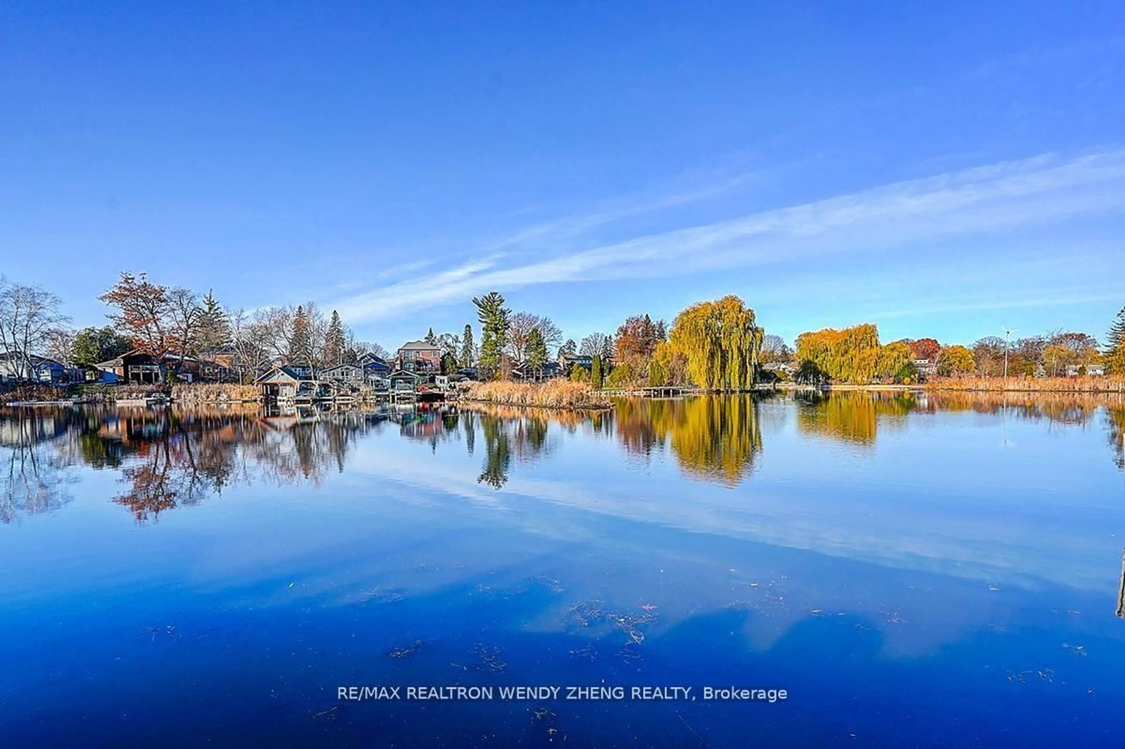 Blurry image for 82 Riverglen Dr, Georgina Ontario L4P 2R1