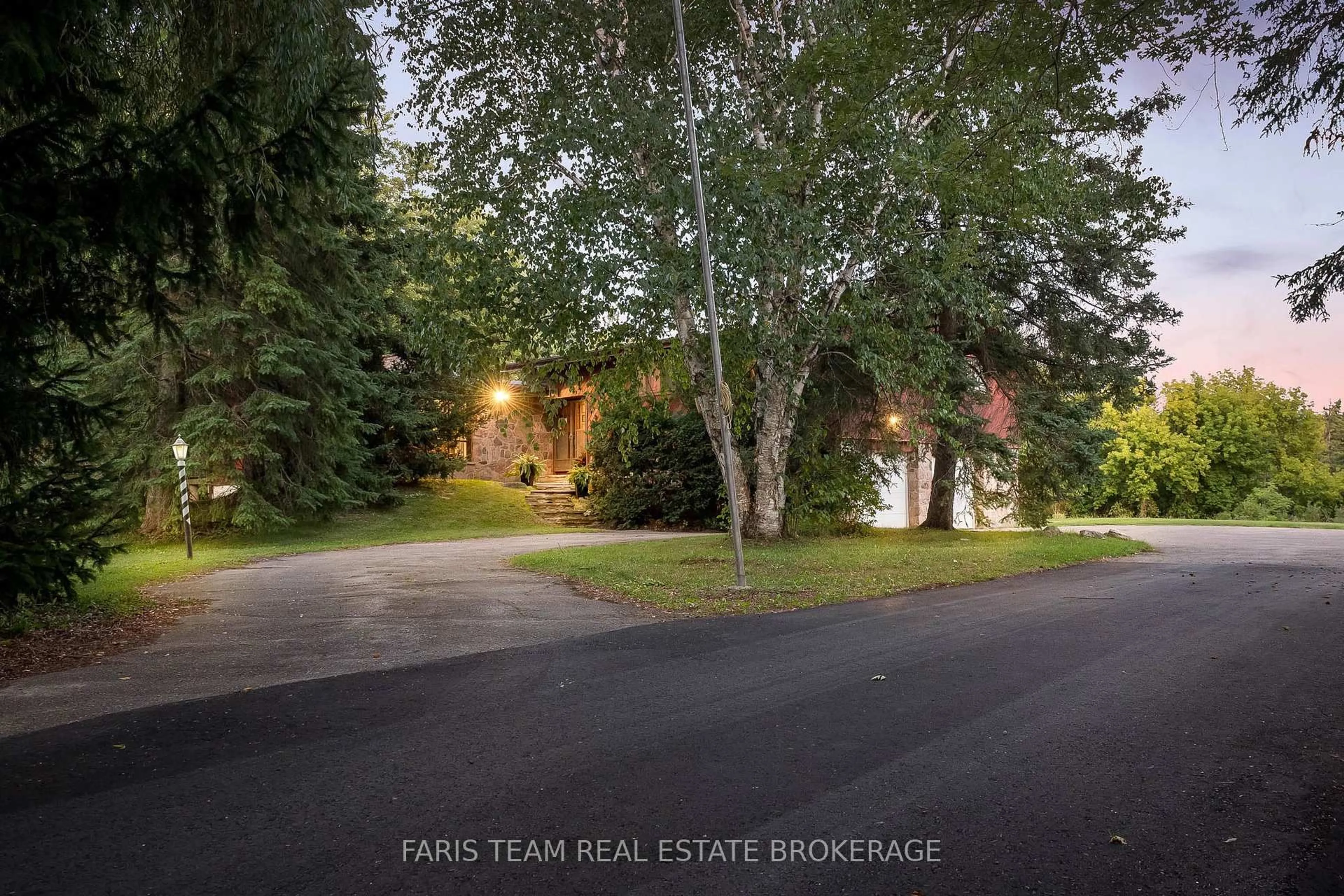 A pic from outside/outdoor area/front of a property/back of a property/a pic from drone, forest/trees view for 175 South Summit Farm Rd, King Ontario L7B 1J8
