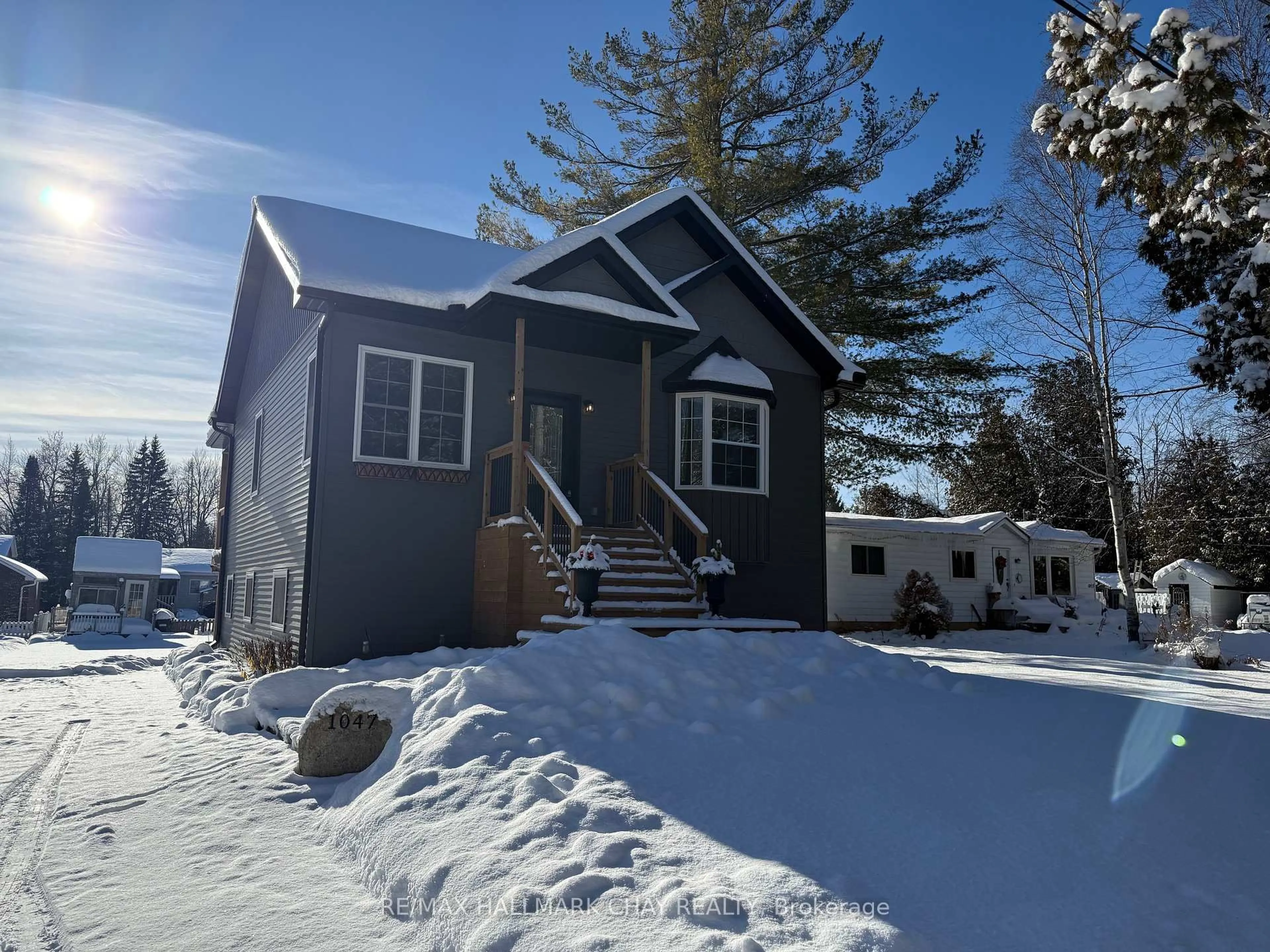 A pic from outside/outdoor area/front of a property/back of a property/a pic from drone, street for 1047 LARCH St, Innisfil Ontario L0L 1C0