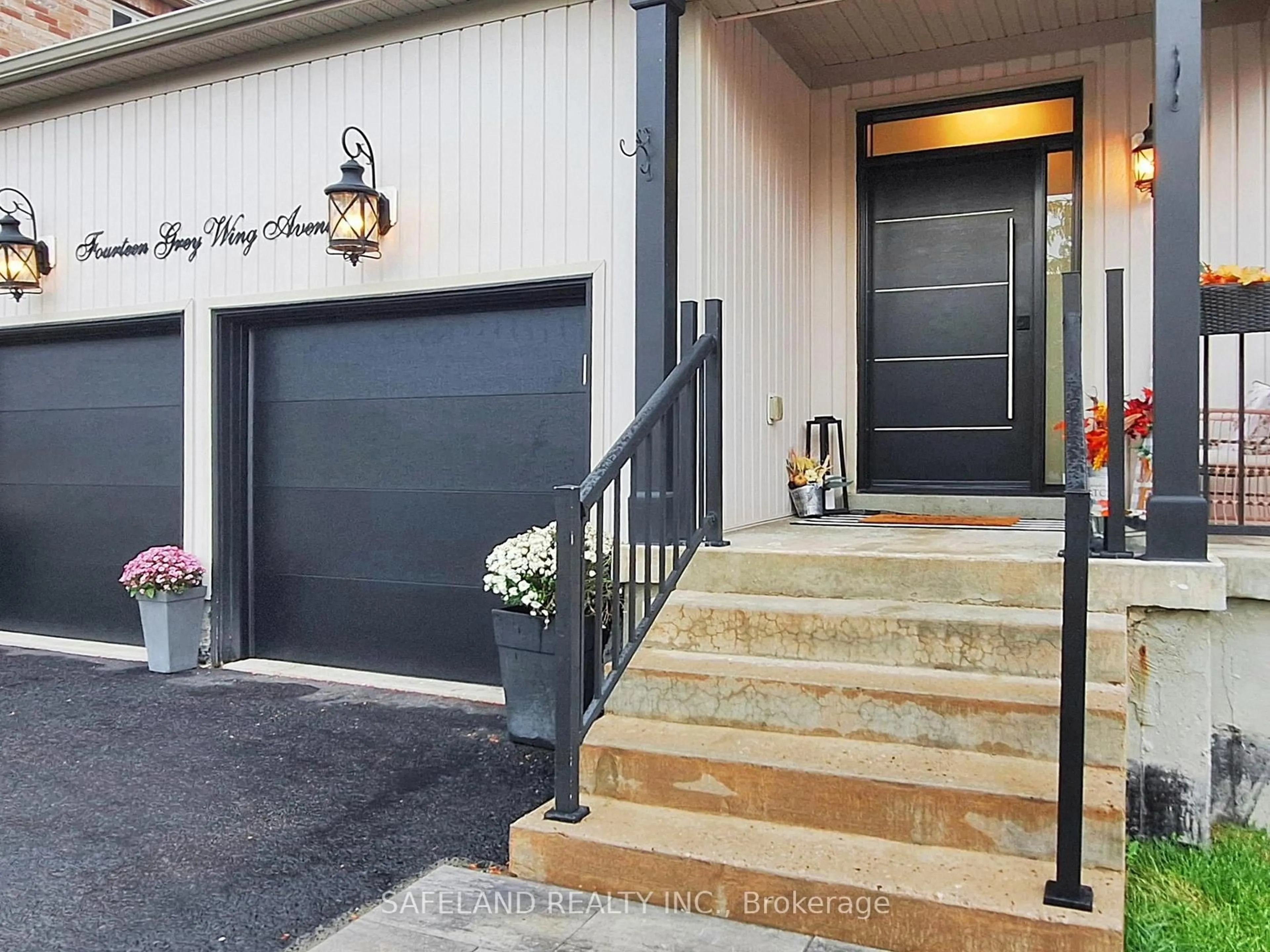 Indoor entryway for 14 Grey Wing Ave, Georgina Ontario L4P 0B7