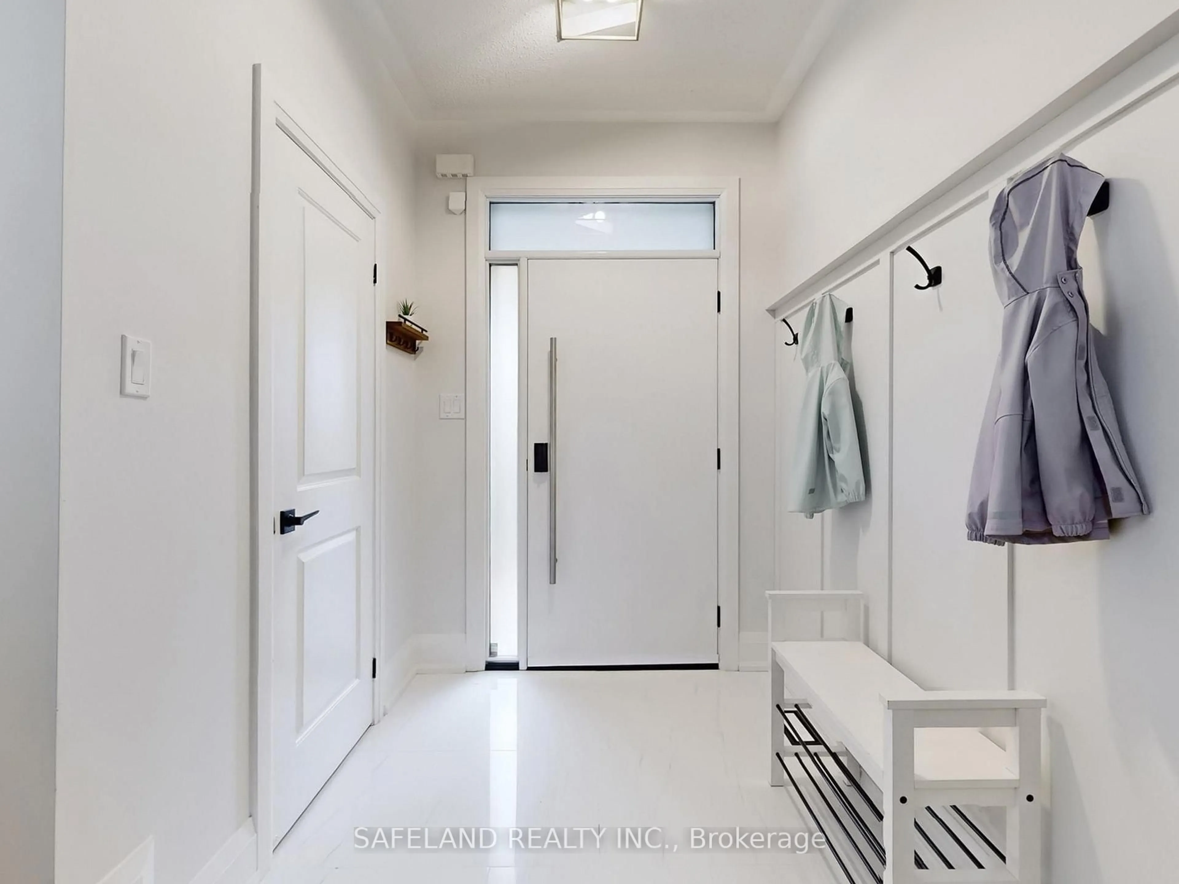 Indoor entryway for 14 Grey Wing Ave, Georgina Ontario L4P 0B7