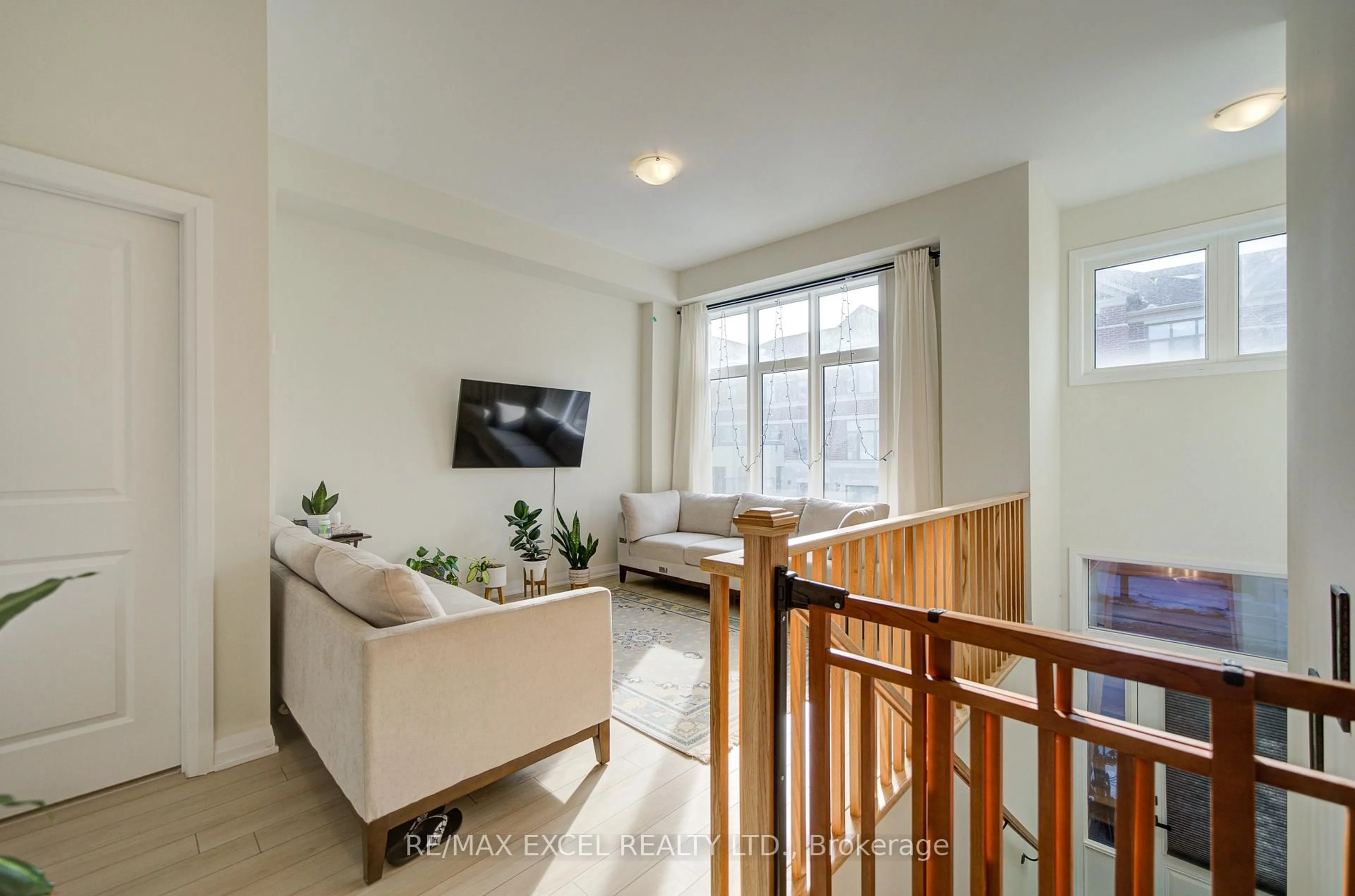 Living room with furniture, unknown for 31 Millman Lane, Richmond Hill Ontario L4S 0P8