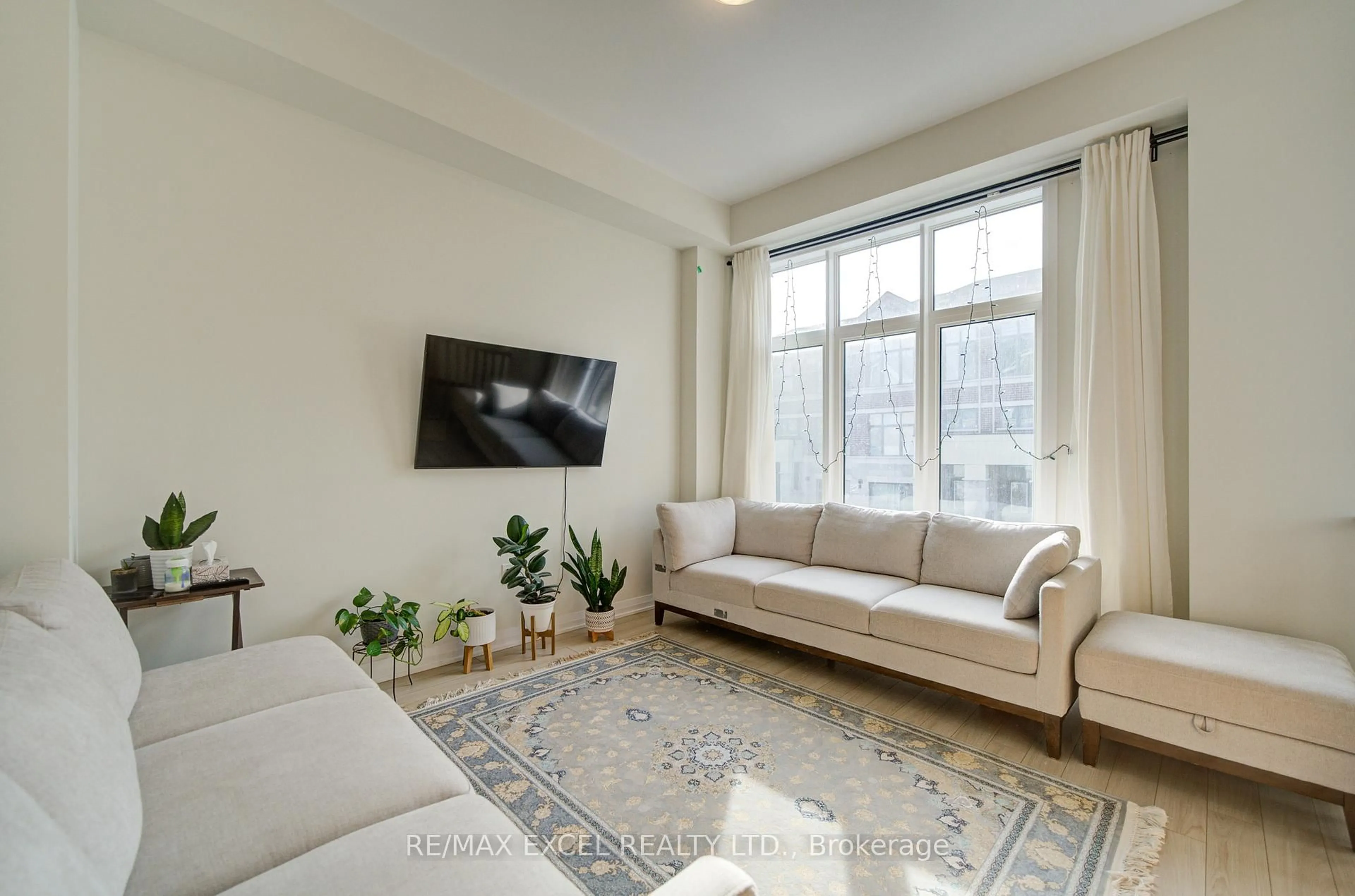 Living room with furniture, unknown for 31 Millman Lane, Richmond Hill Ontario L4S 0P8